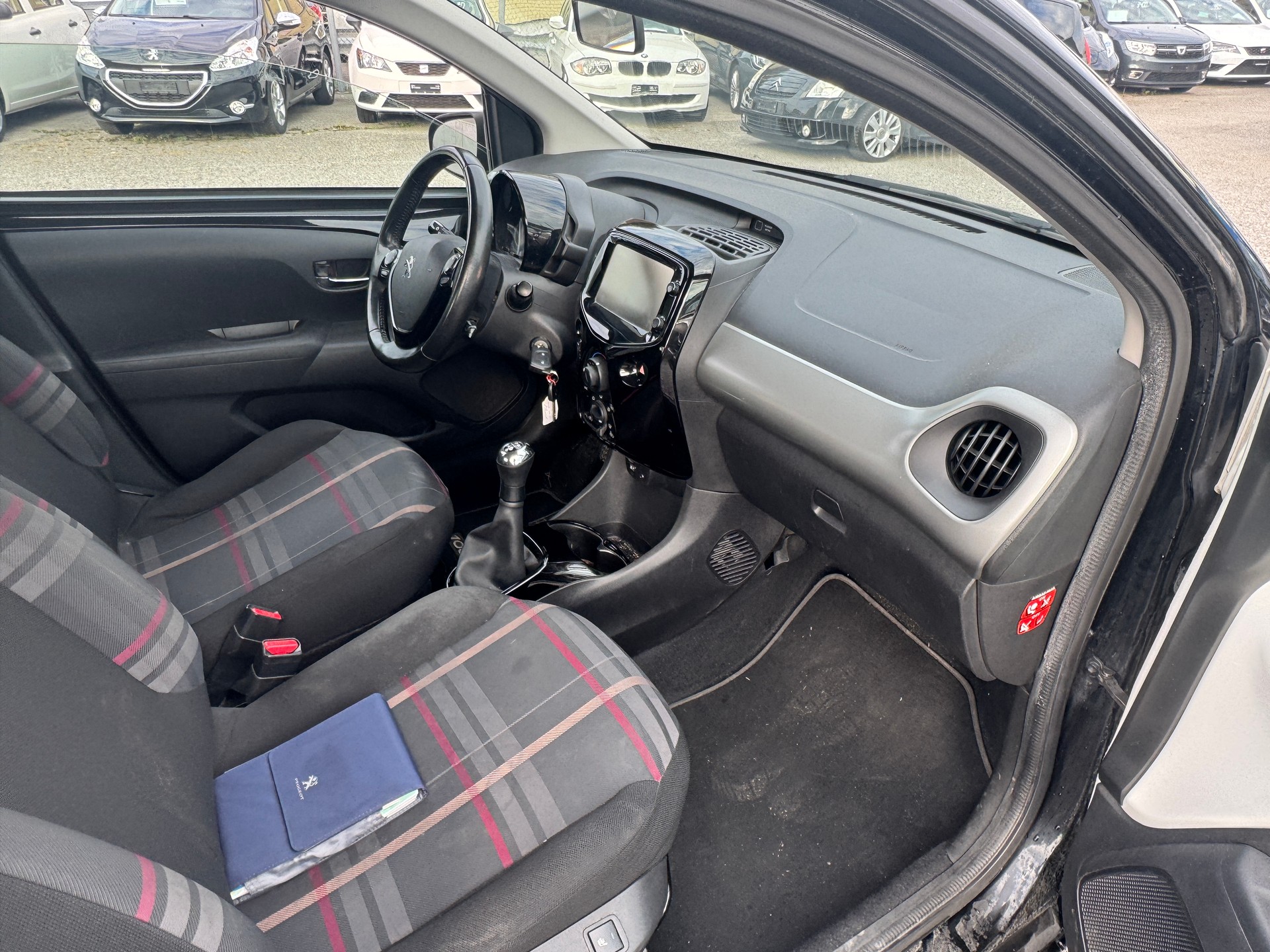 PEUGEOT 108 1.2 VTi Allure-image-7