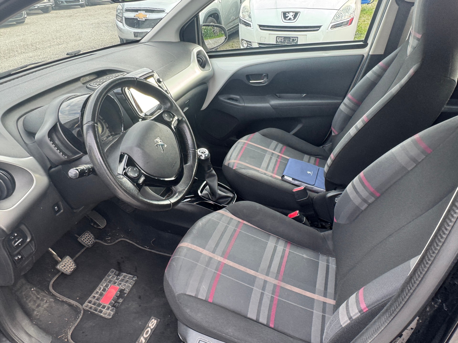 PEUGEOT 108 1.2 VTi Allure-image-9