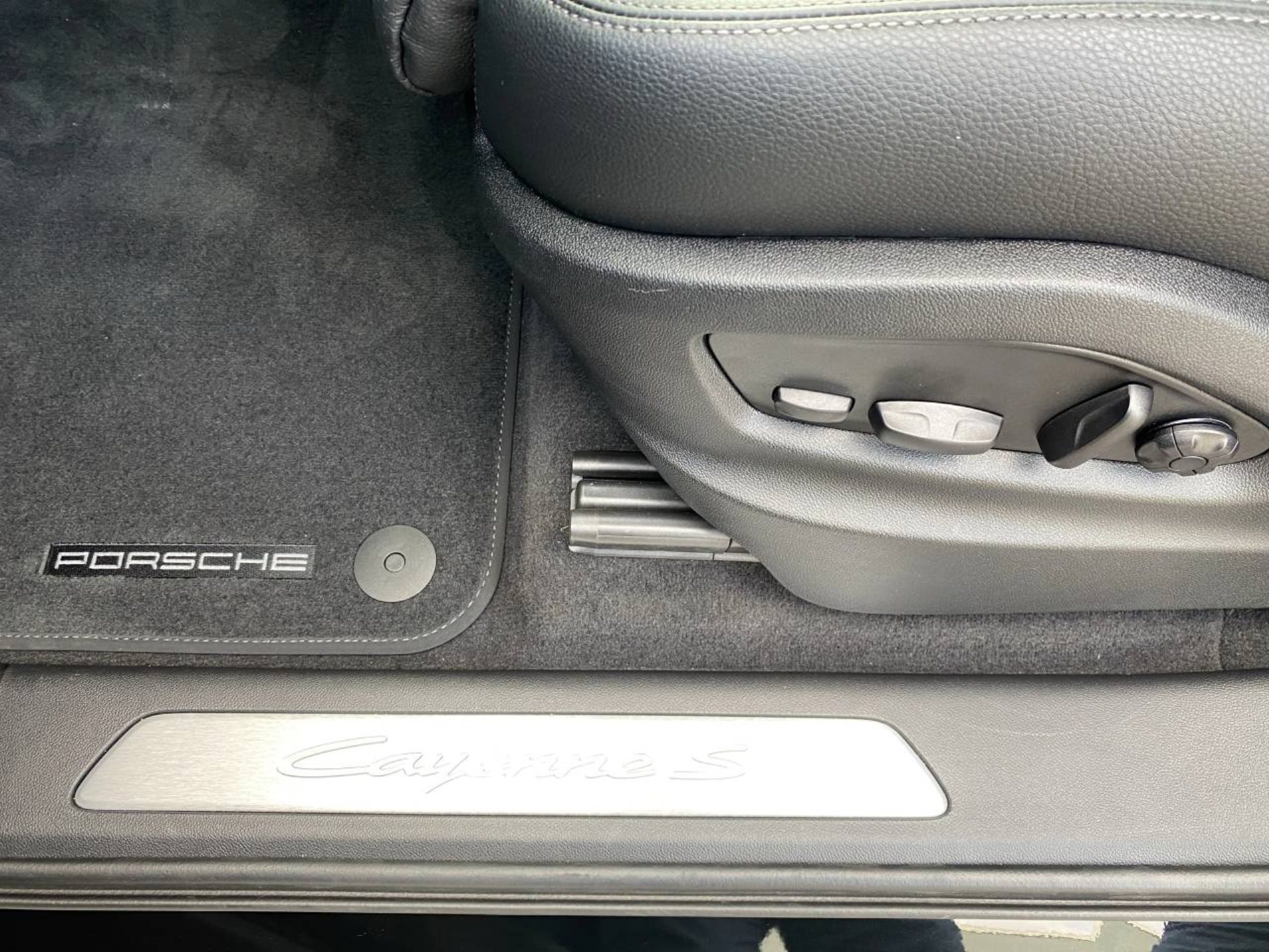 PORSCHE Cayenne S-image-16