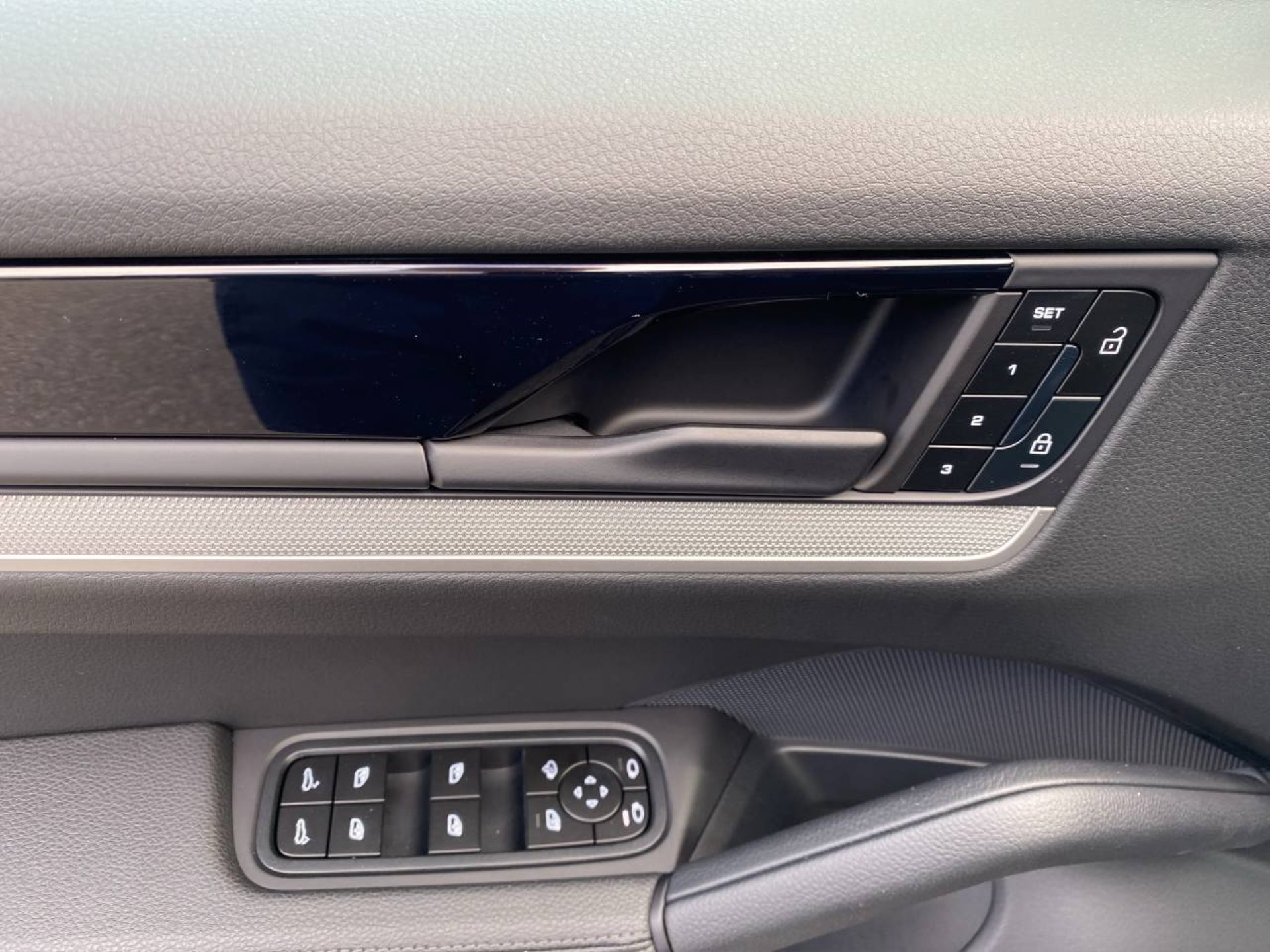 PORSCHE Cayenne S-image-14