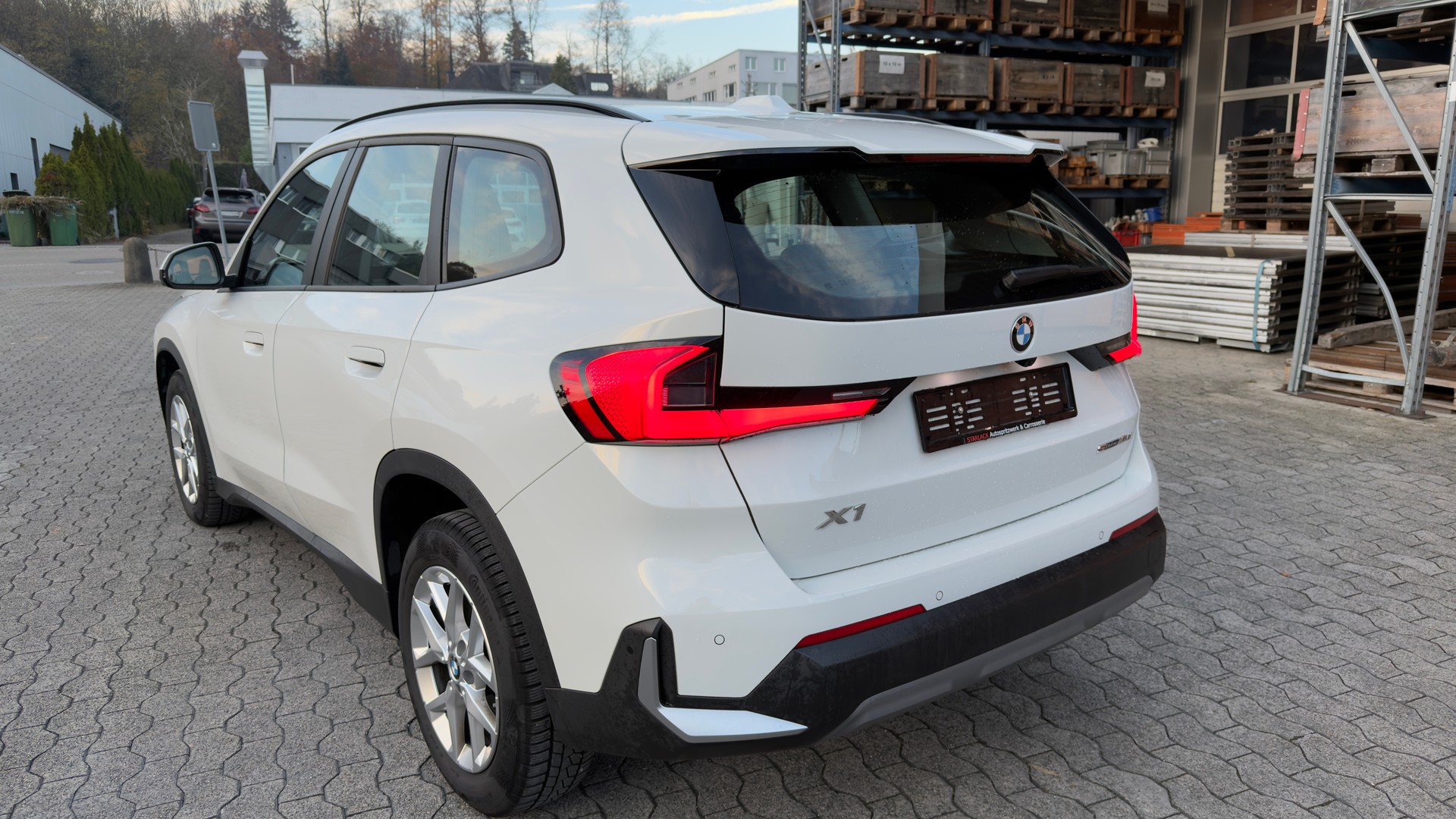 BMW X1 sDrive 18d-showroom-element-2