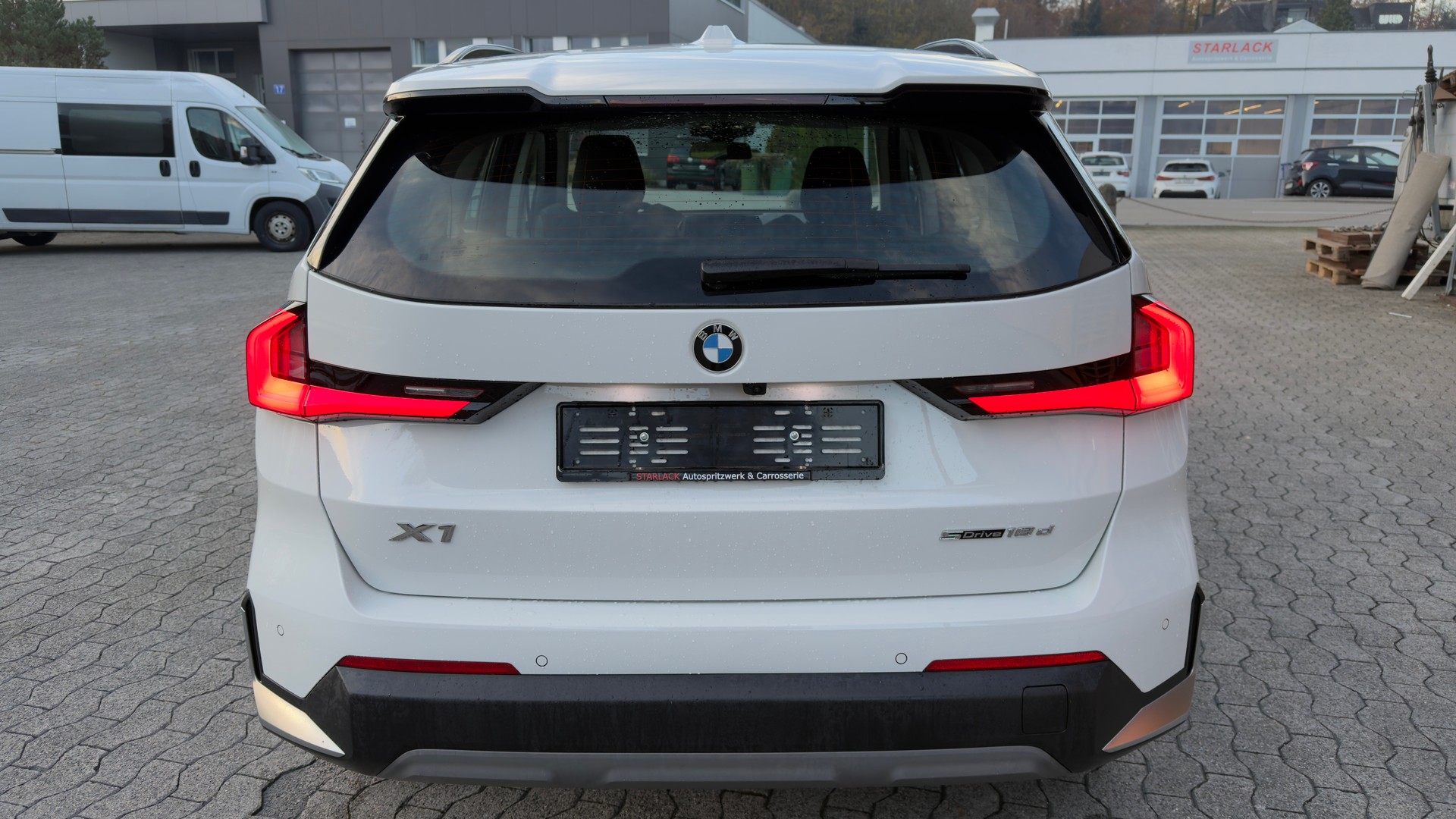 BMW X1 sDrive 18d-showroom-element-3