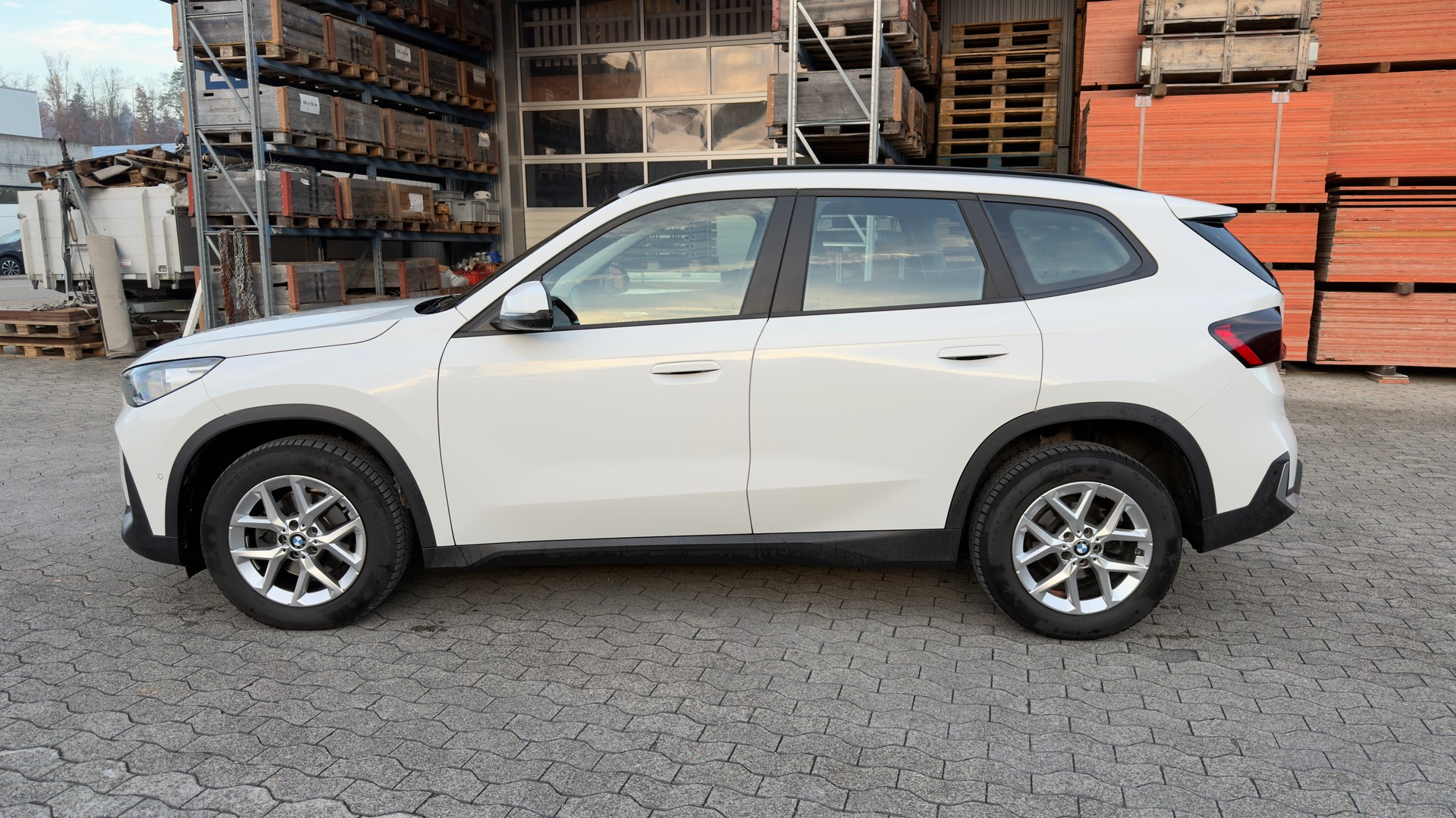 BMW X1 sDrive 18d-showroom-element-1