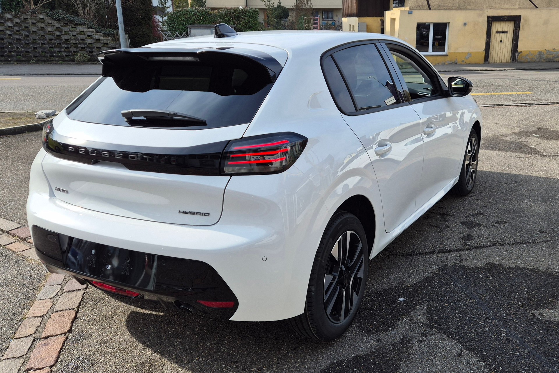 PEUGEOT e-208 Spirit II Automat-image-3