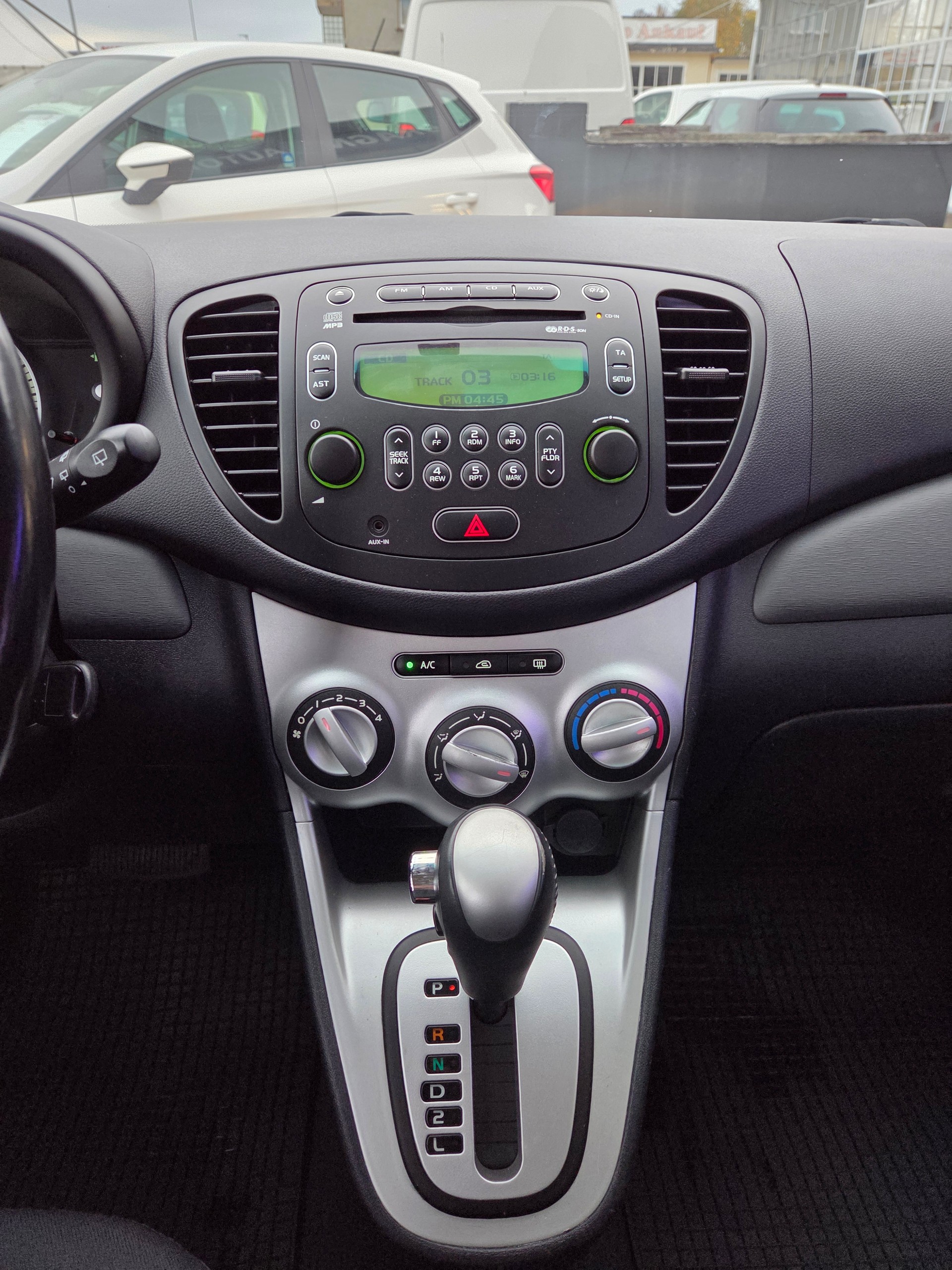 HYUNDAI i10 1.1 Style Automatic-image-18