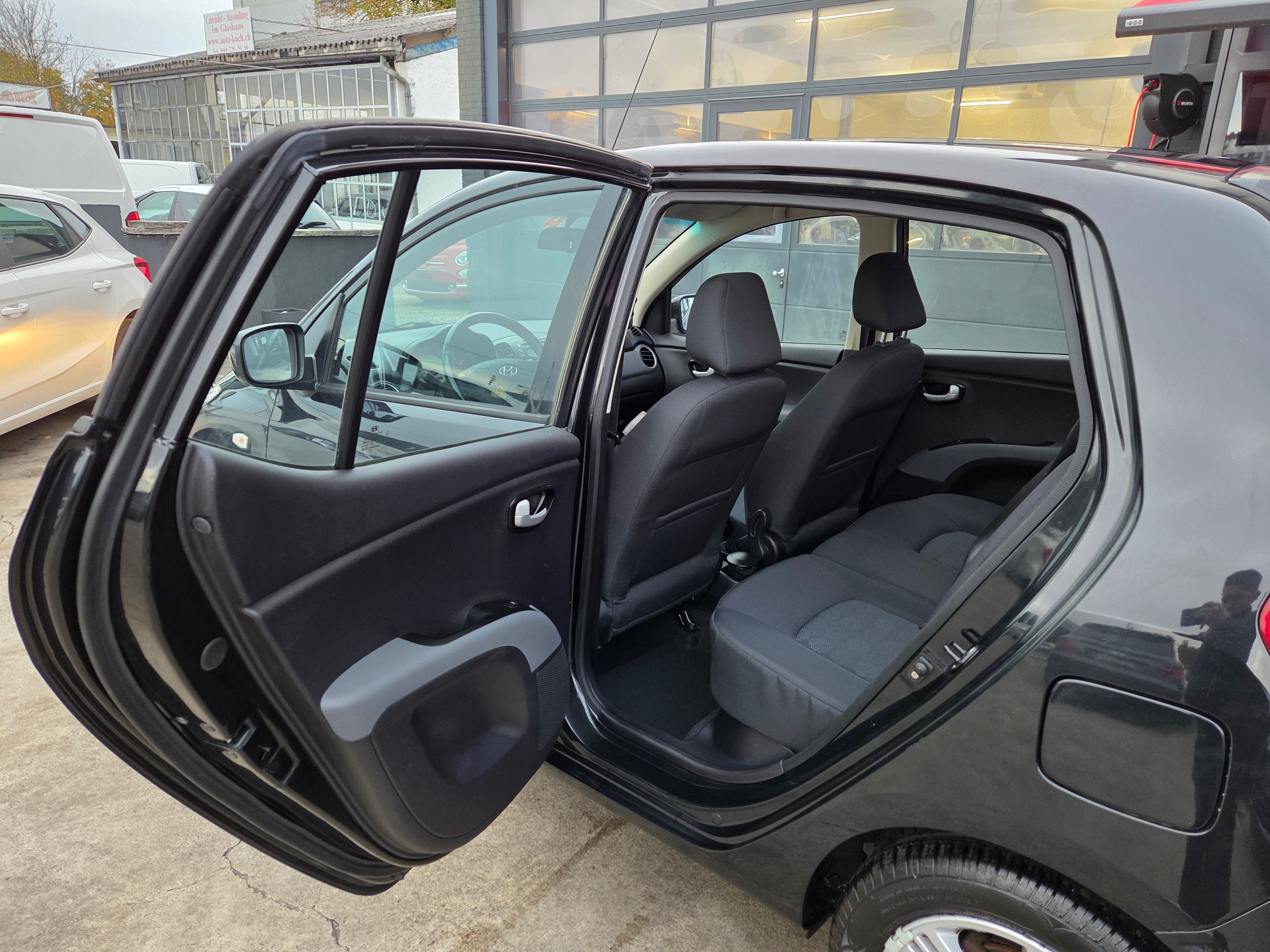 HYUNDAI i10 1.1 Style Automatic-image-15
