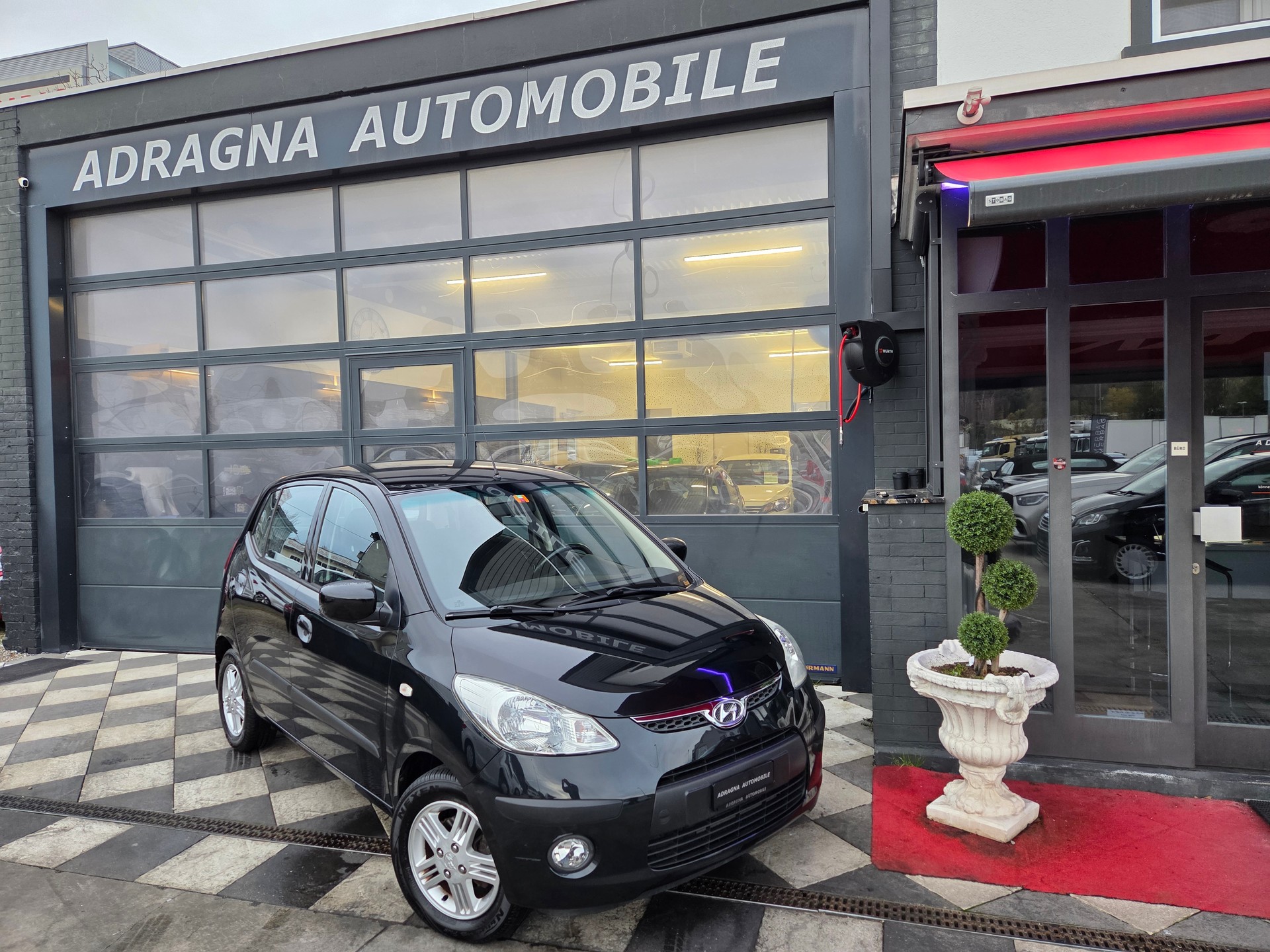 HYUNDAI i10 1.1 Style Automatic-image-2