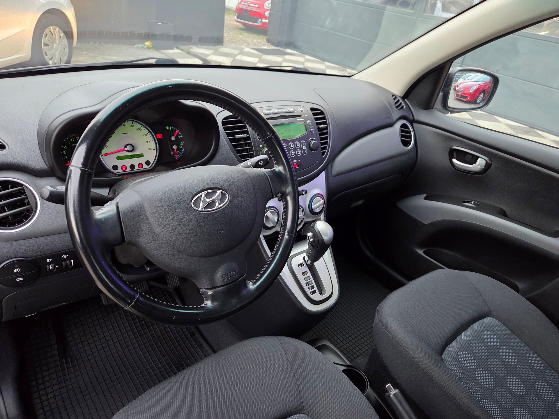 HYUNDAI i10 1.1 Style Automatic-image-13