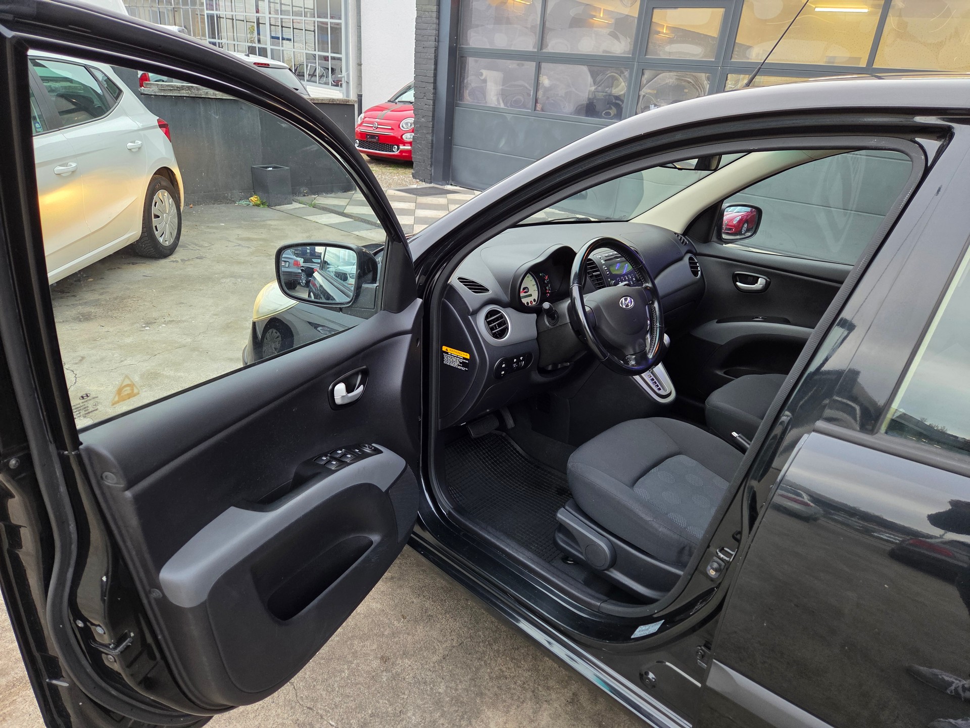 HYUNDAI i10 1.1 Style Automatic-image-11