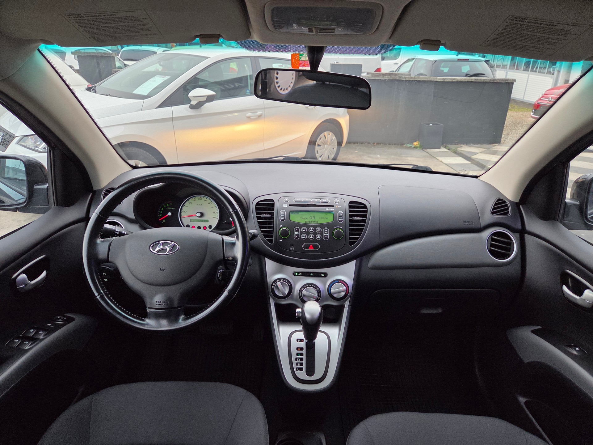 HYUNDAI i10 1.1 Style Automatic-image-17