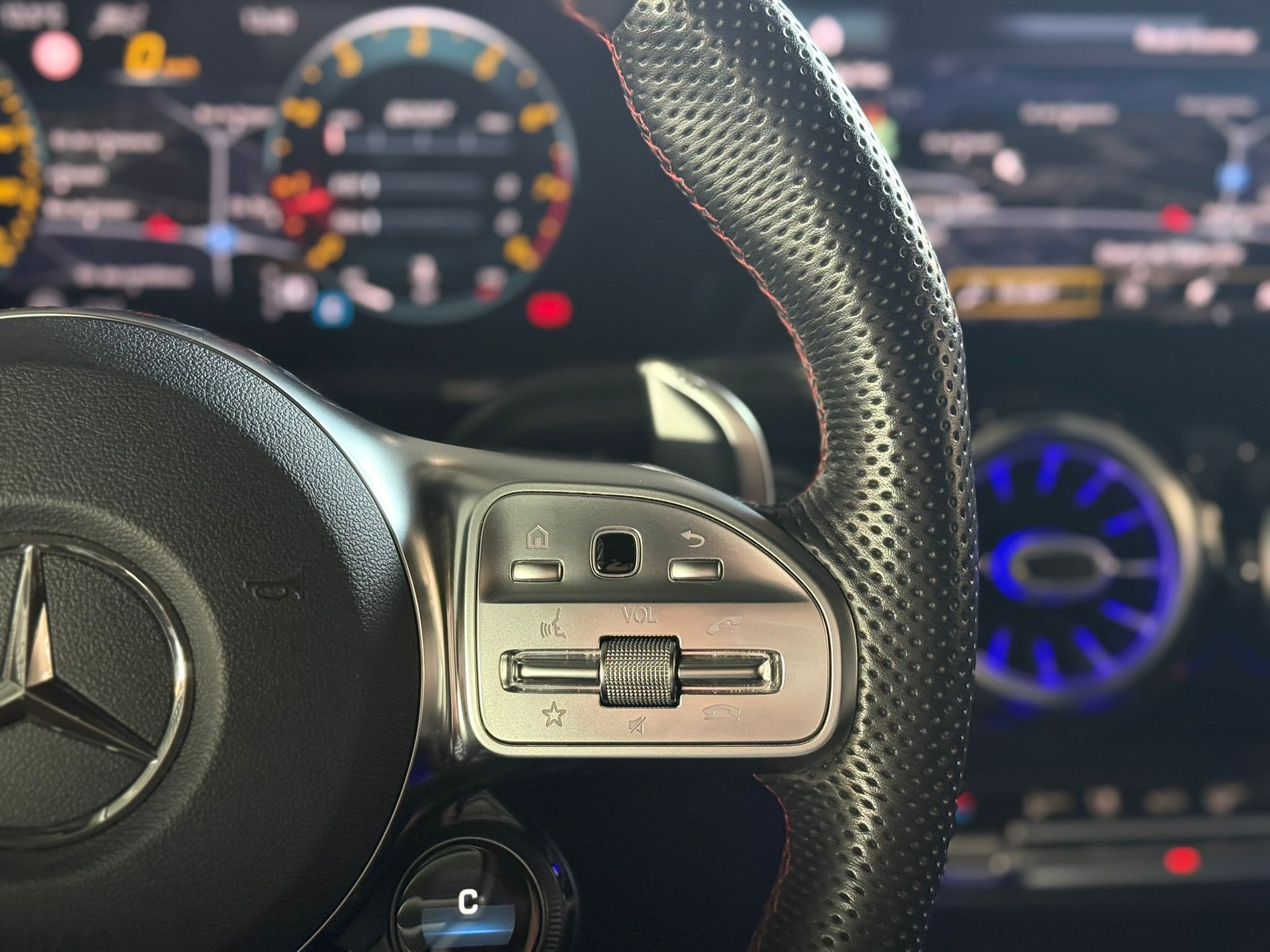 MERCEDES-BENZ GLA 35 AMG 4Matic 8G-Speedshift DCT-image-10