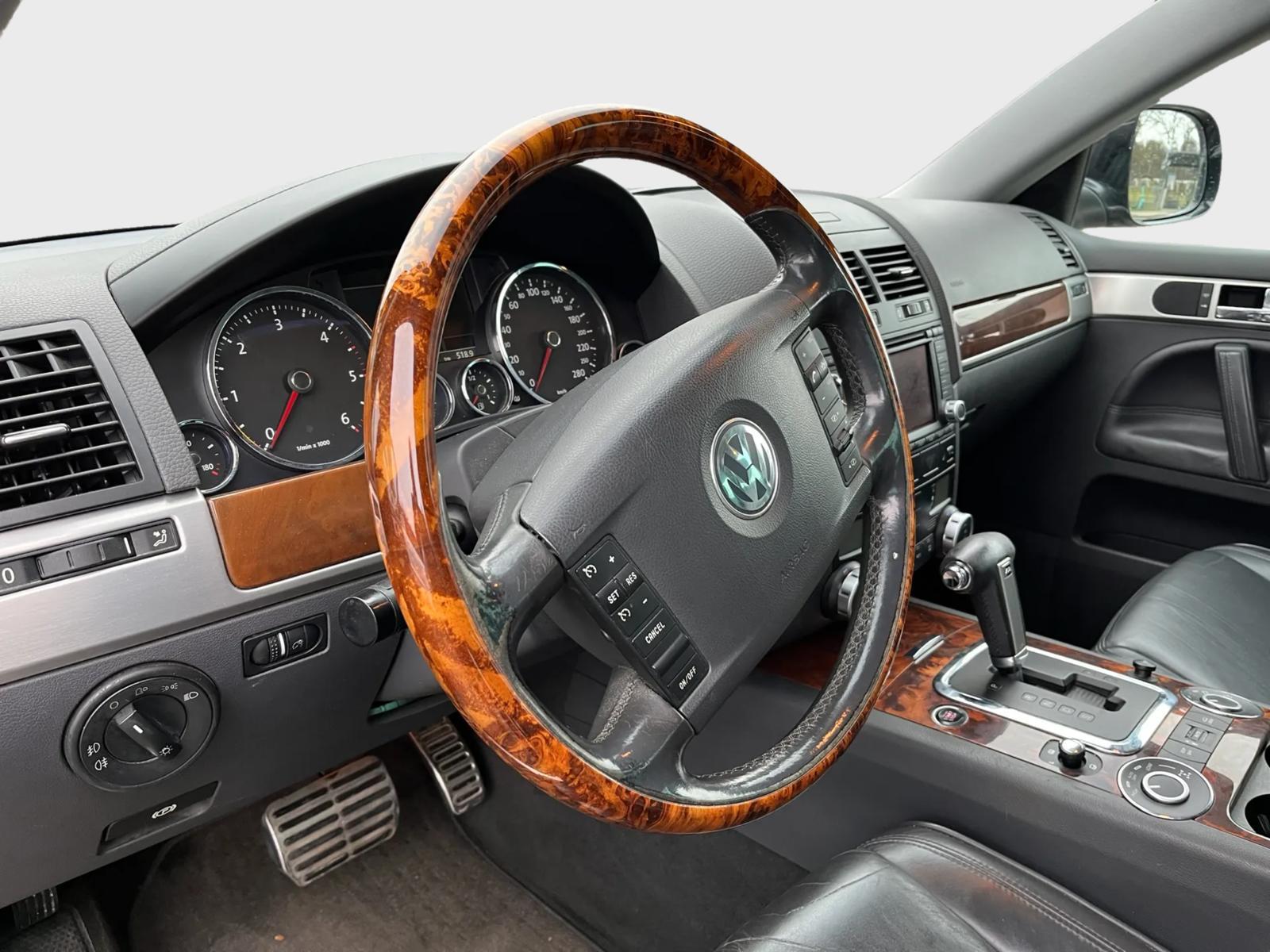 VW Touareg 5.0 TDI V10 Automatic-image-9