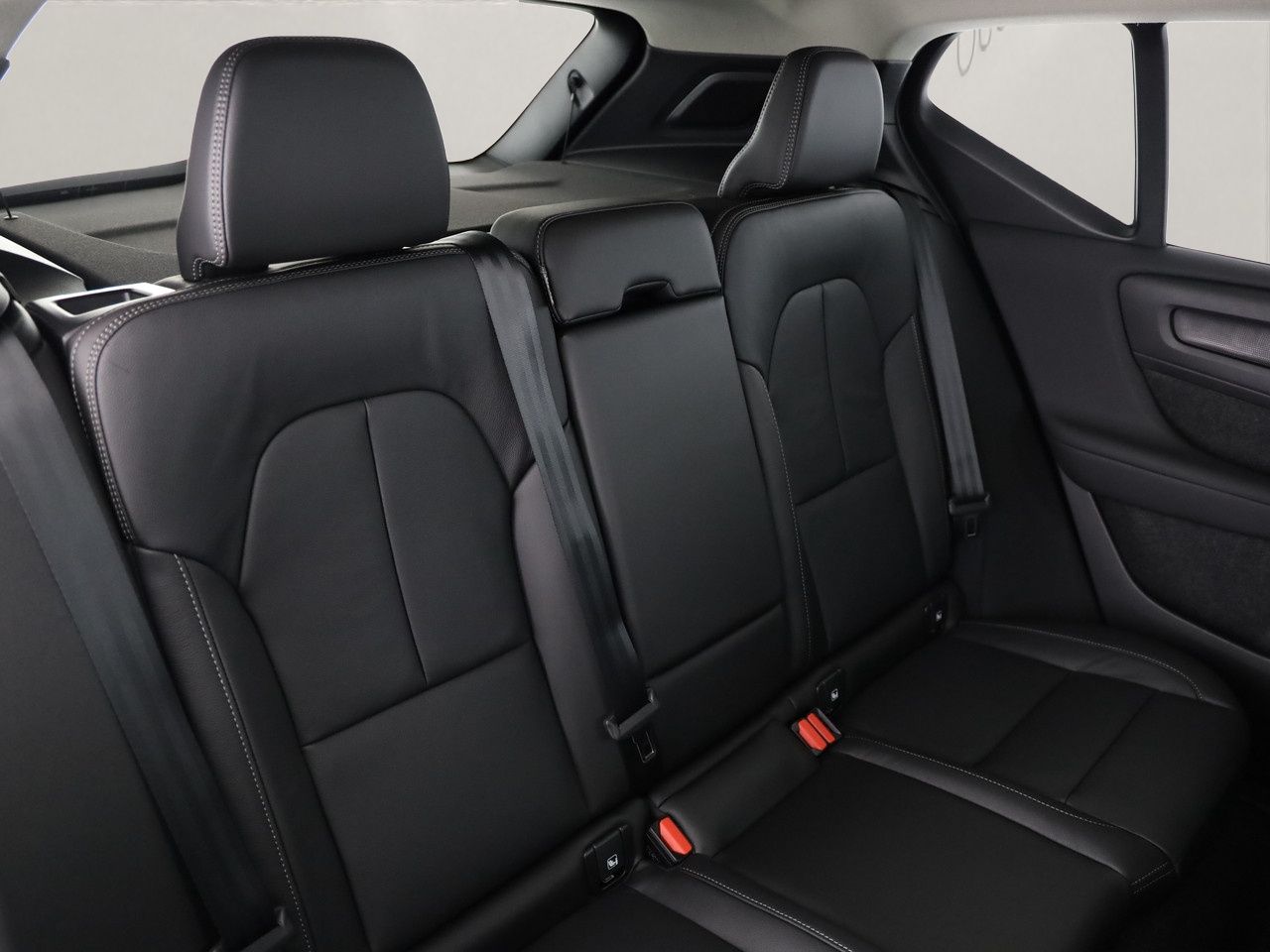 VOLVO XC40 2.0 B3 MH Plus Dark-image-7