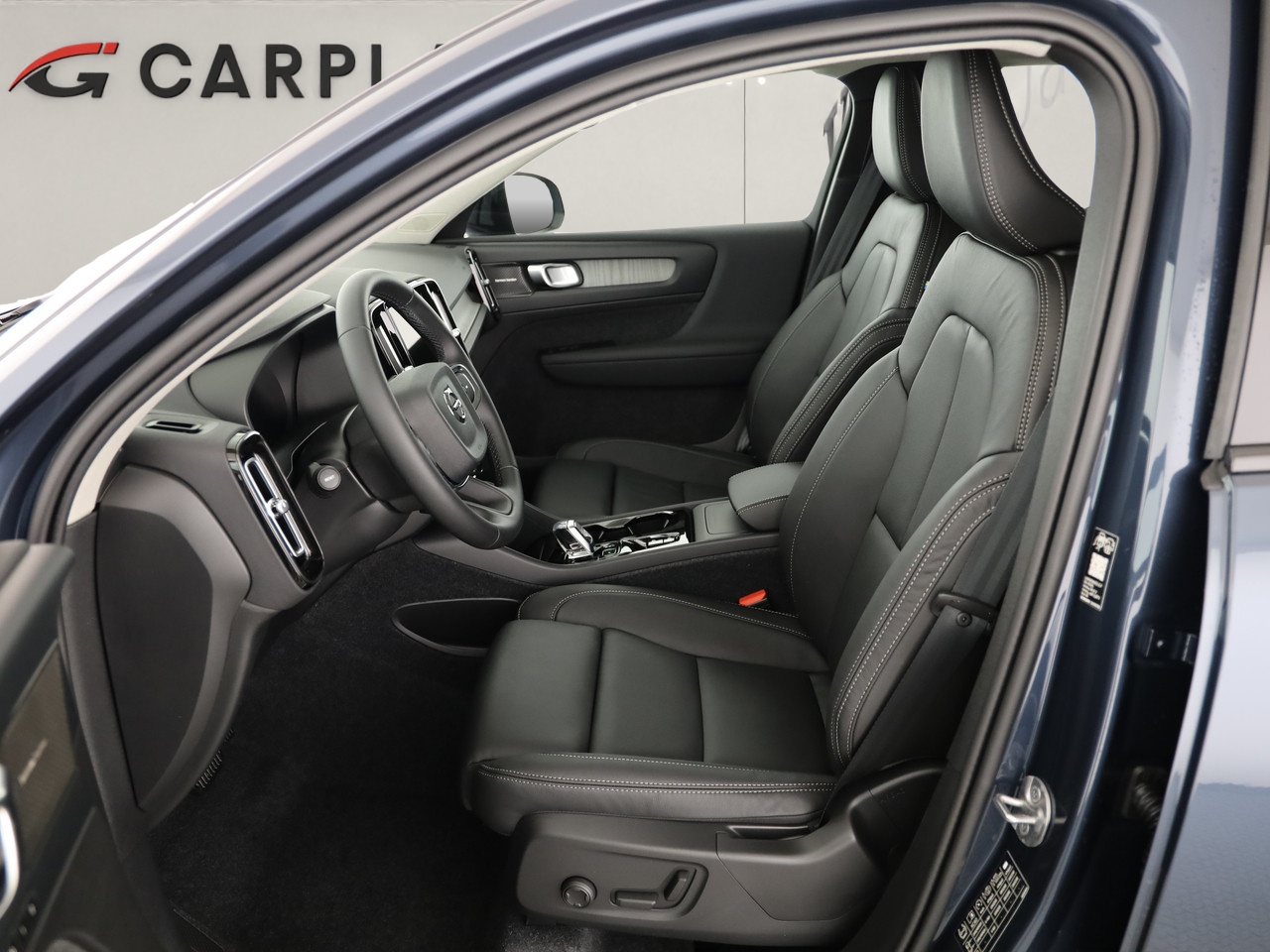VOLVO XC40 2.0 B3 MH Plus Dark-image-3