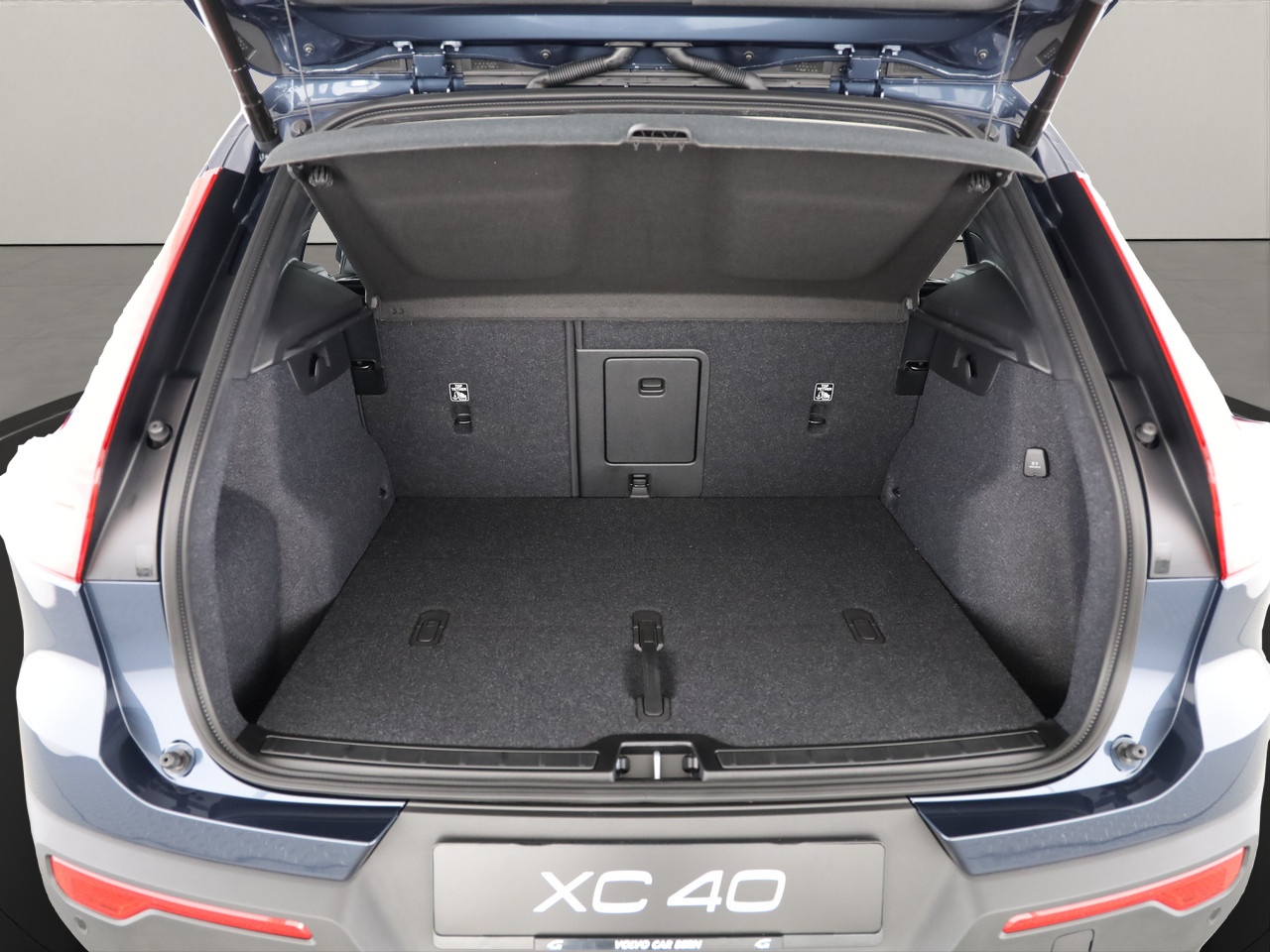 VOLVO XC40 2.0 B3 MH Plus Dark-image-4