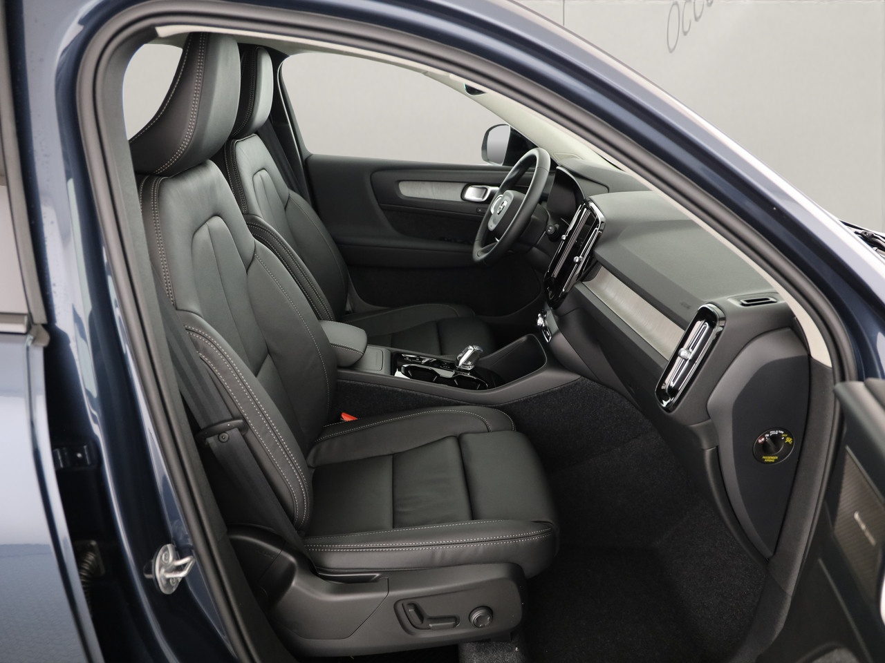 VOLVO XC40 2.0 B3 MH Plus Dark-image-6