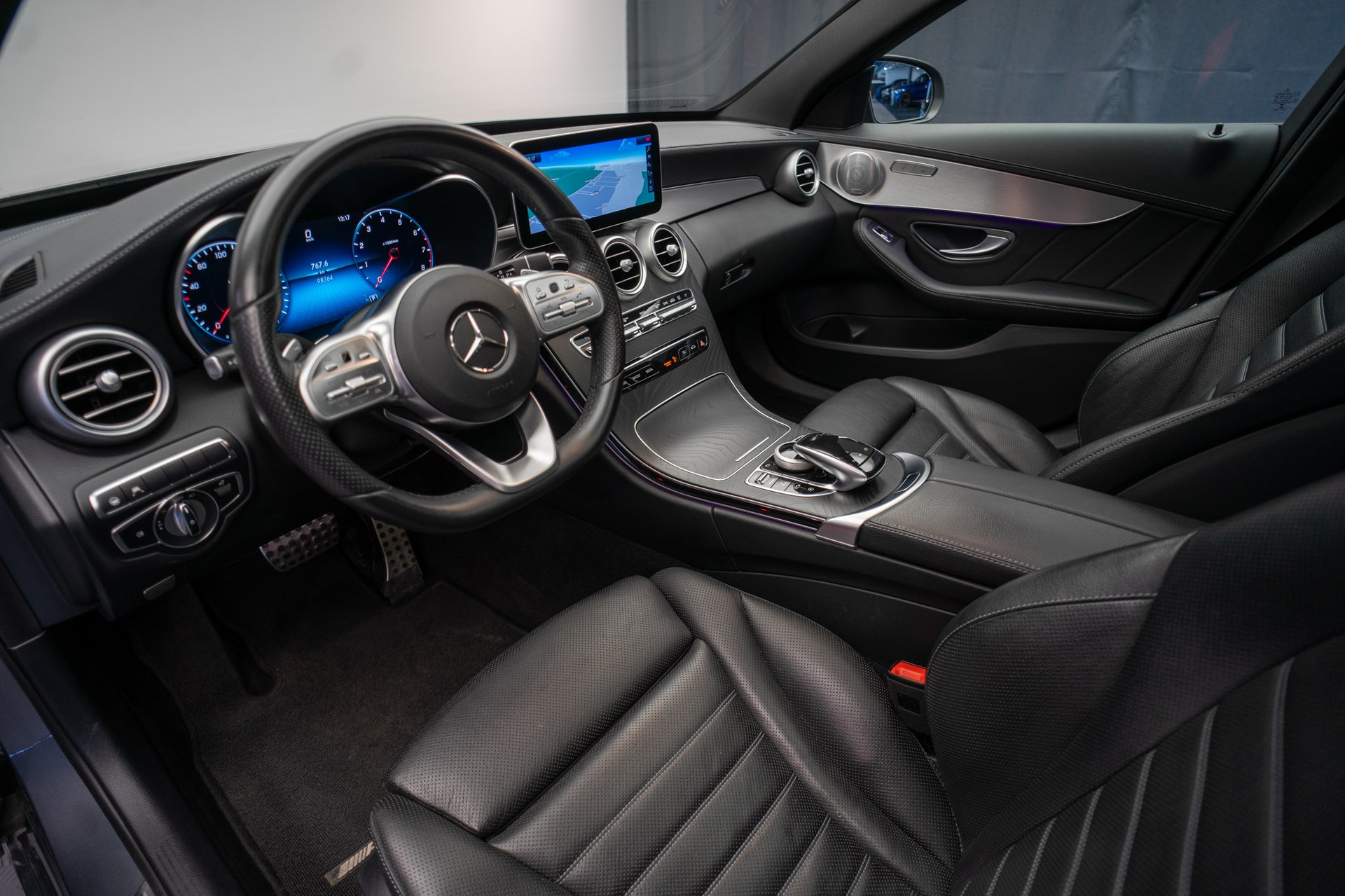MERCEDES-BENZ C 200 Swiss Star AMG Line 4Matic 9G-Tronic-image-13