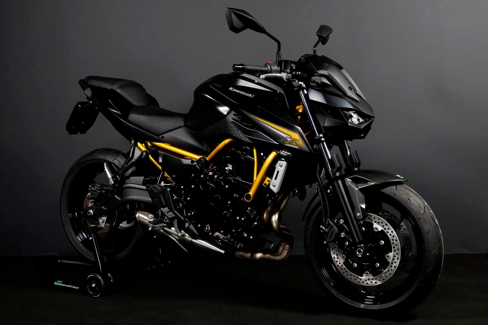KAWASAKI Z 650 S (50/35 KW) Level 1-showroom-element-1