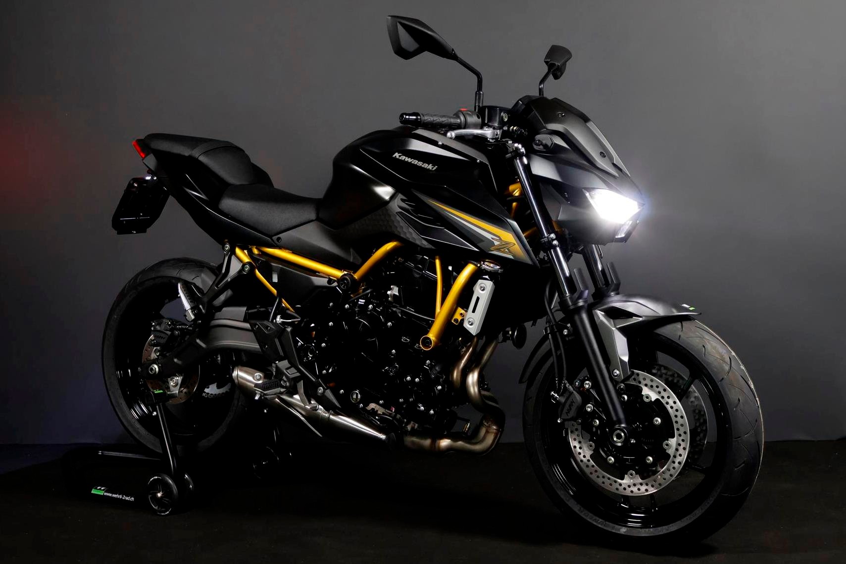KAWASAKI Z 650 S (50/35 KW) Level 1-showroom-element-2