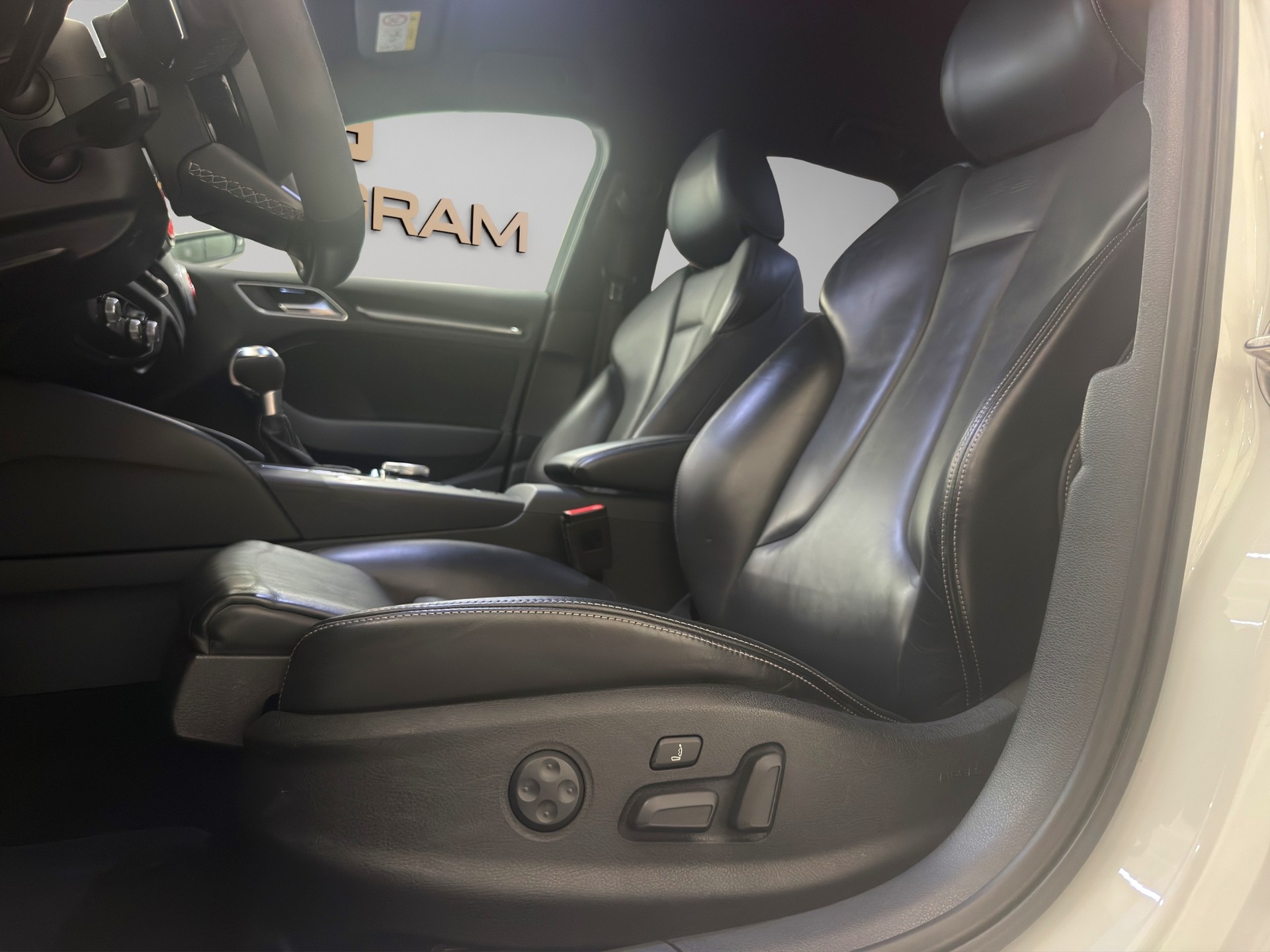 AUDI RS3 Sportback 2.5 TSI quattro S-tronic APR 555PS-image-11
