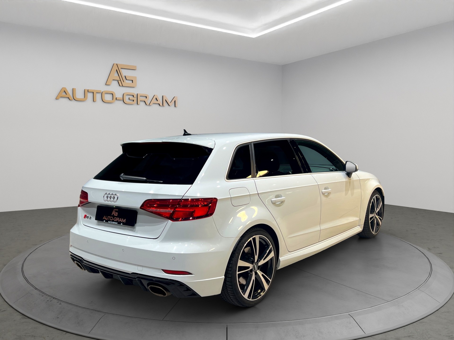 AUDI RS3 Sportback 2.5 TSI quattro S-tronic APR 555PS-image-4