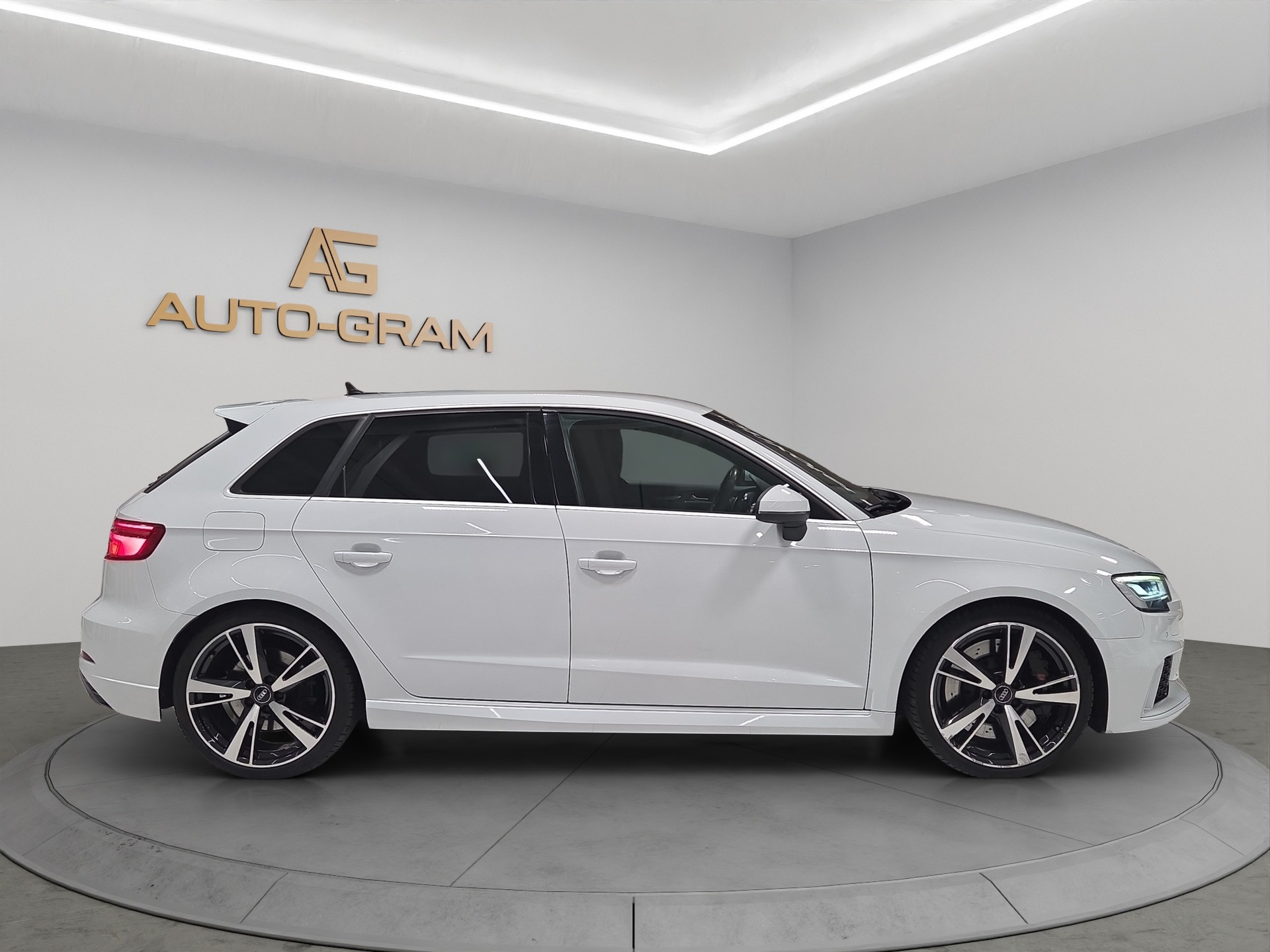 AUDI RS3 Sportback 2.5 TSI quattro S-tronic APR 555PS-image-5