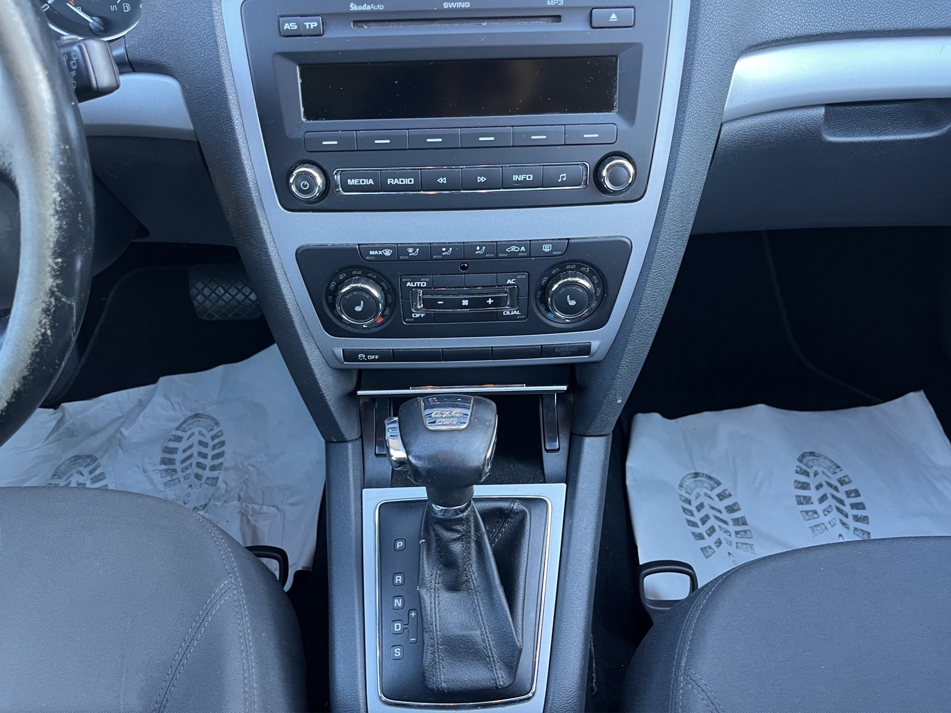SKODA Octavia Combi 2.0 TDI Ambition 4x4 DSG-image-11