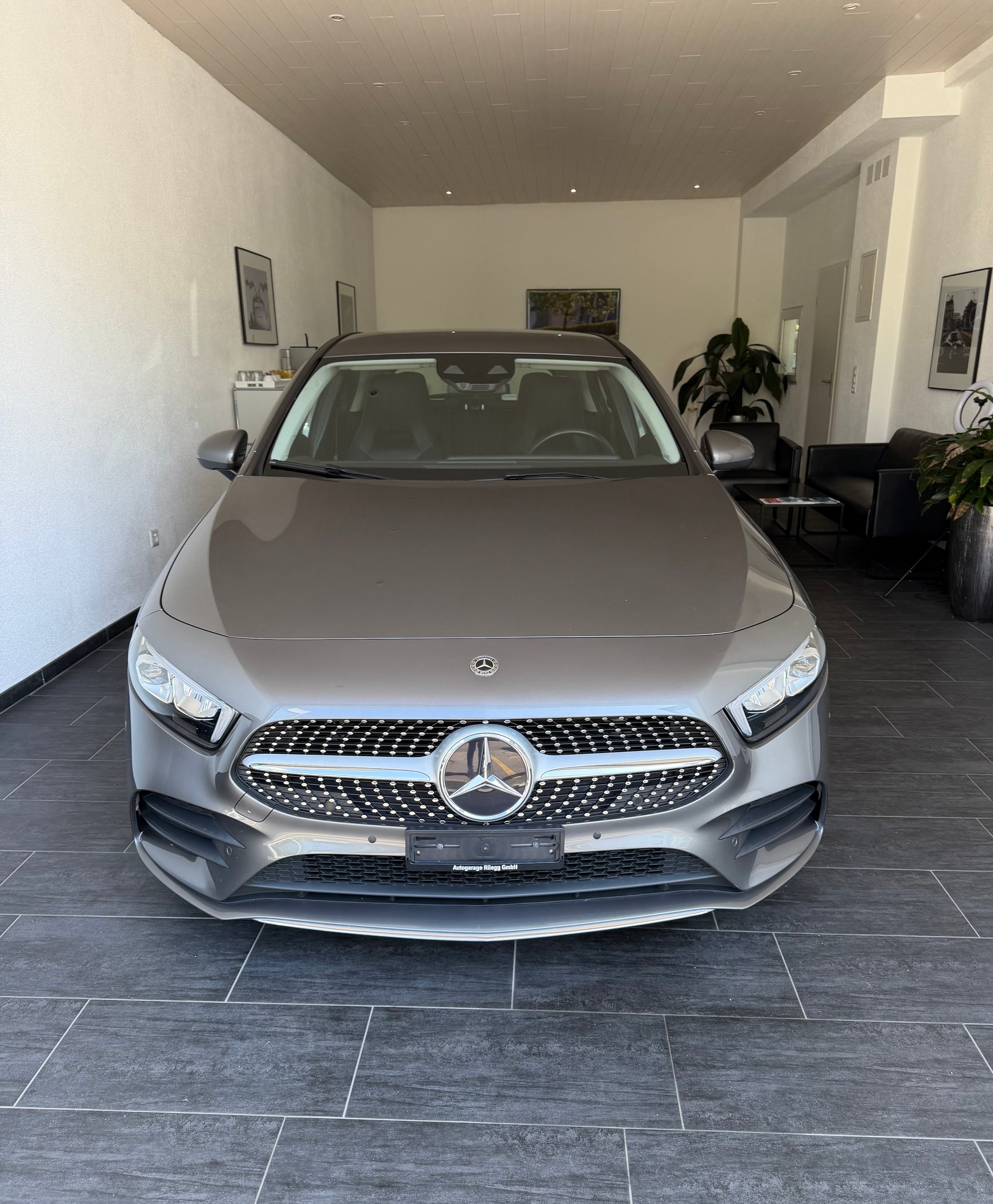 MERCEDES-BENZ A 180 AMG Line 7G-DCT-image-2