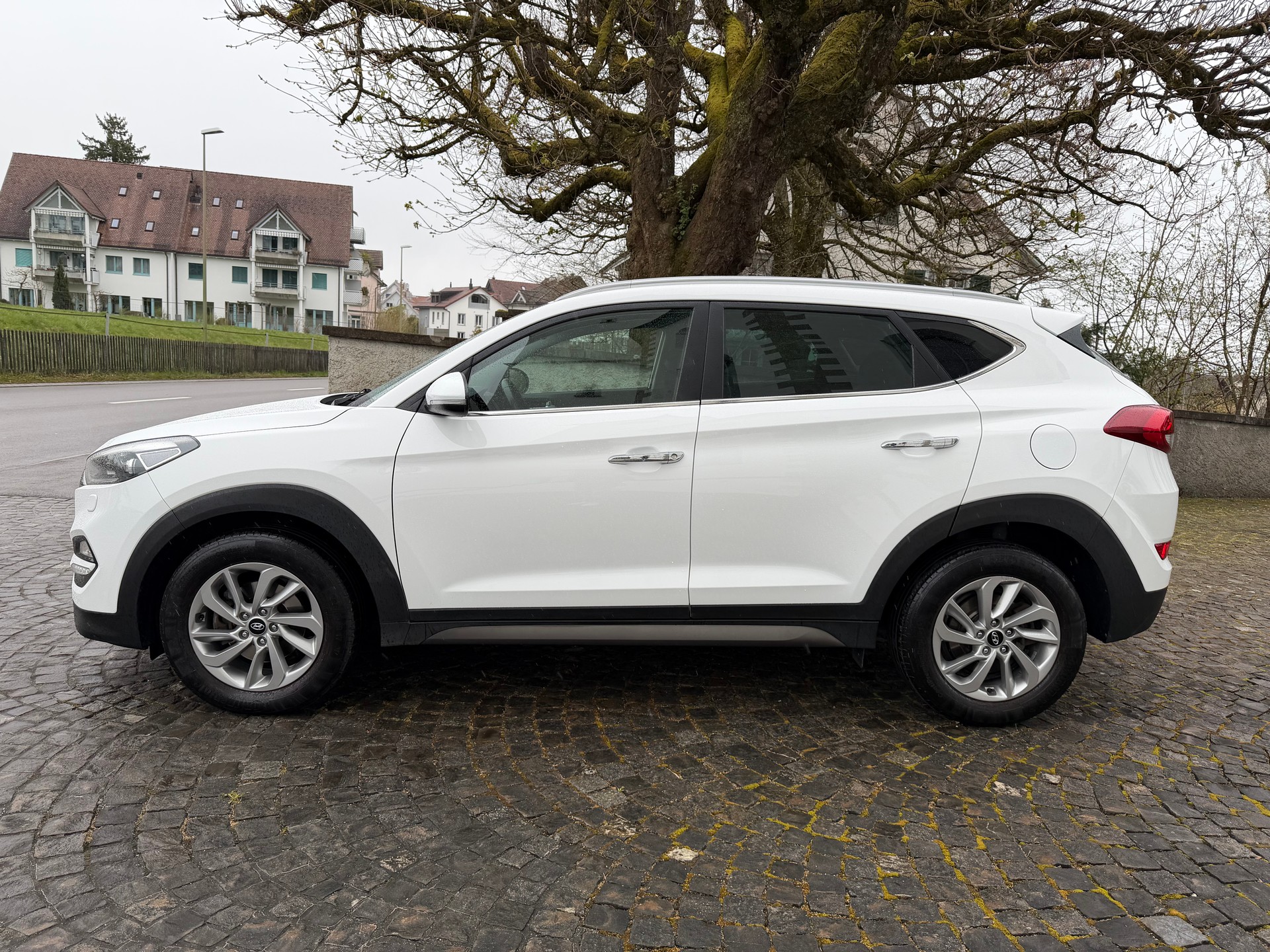 HYUNDAI Tucson 2.0 CRDI Plena 4WD Automatic / 1 Hand /Frisch ab MFK /Frisch ab Service / 36 Monate Garantie exkl. /8 Fach /Navi /Xenon-image-7