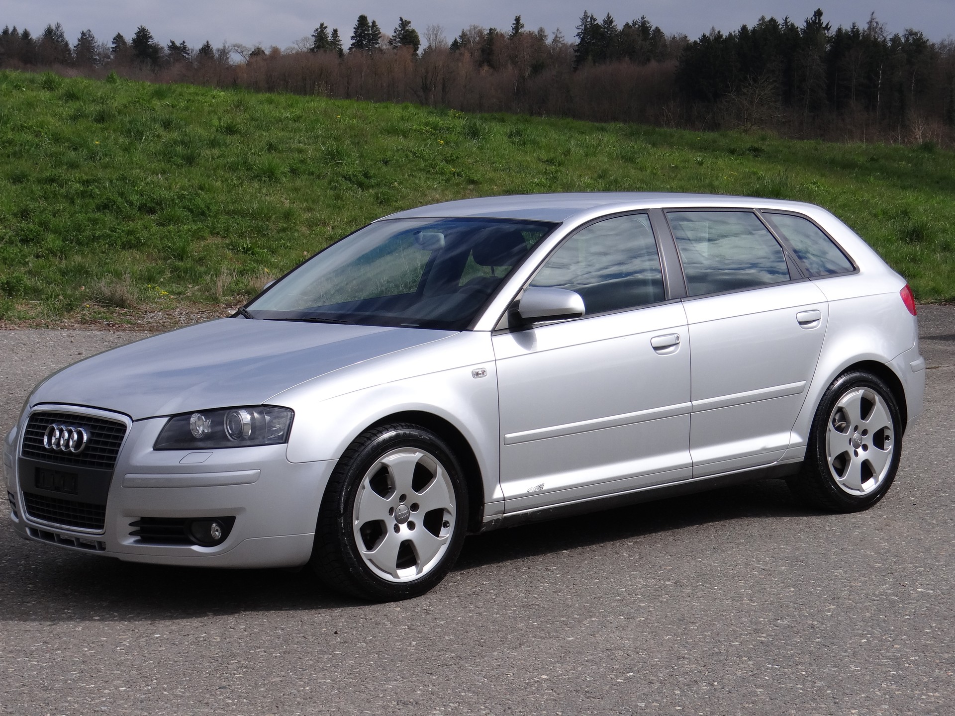 AUDI A3 Sportback 1.6 FSI Attraction-image-1