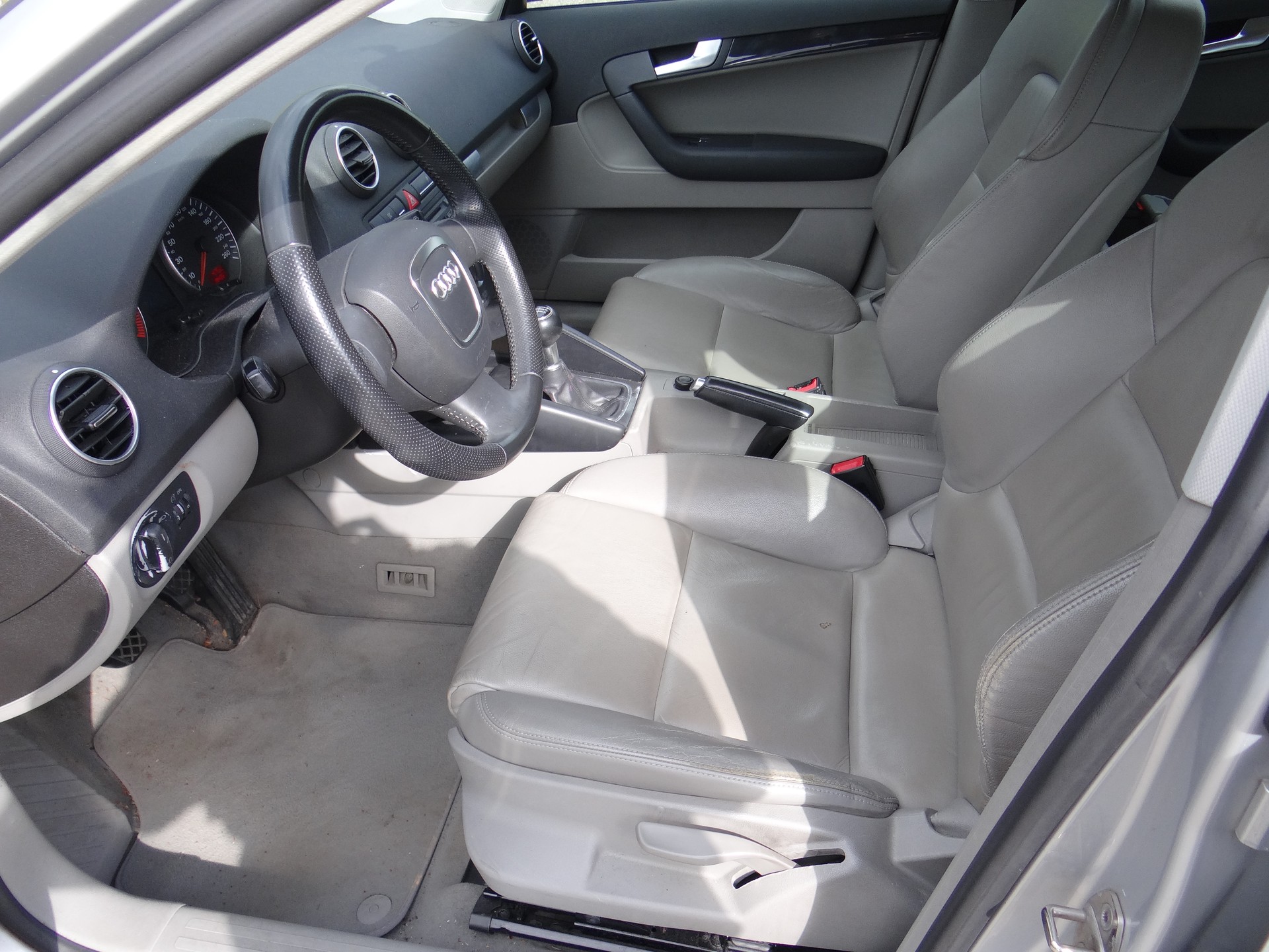 AUDI A3 Sportback 1.6 FSI Attraction-image-7