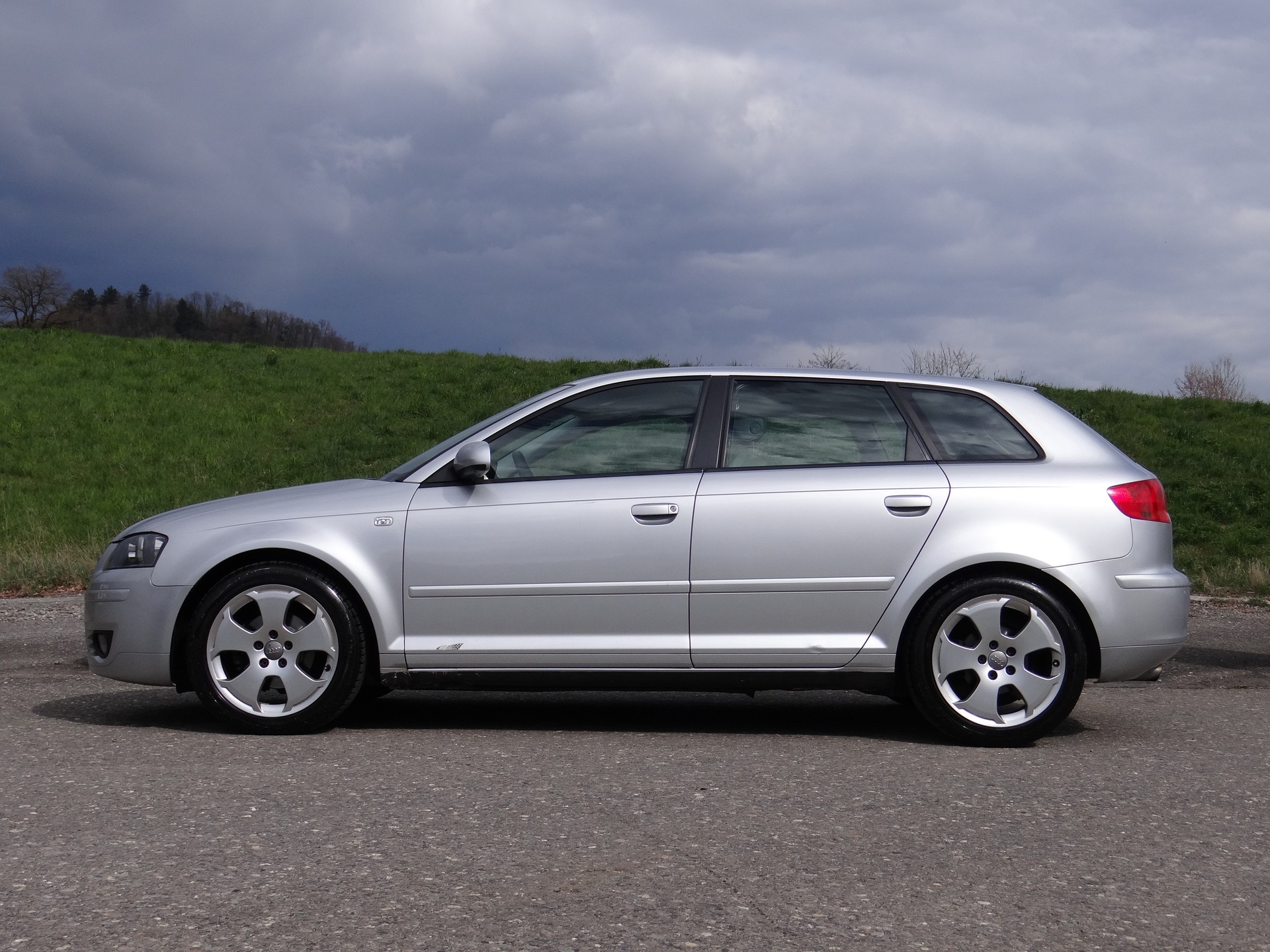 AUDI A3 Sportback 1.6 FSI Attraction-image-0