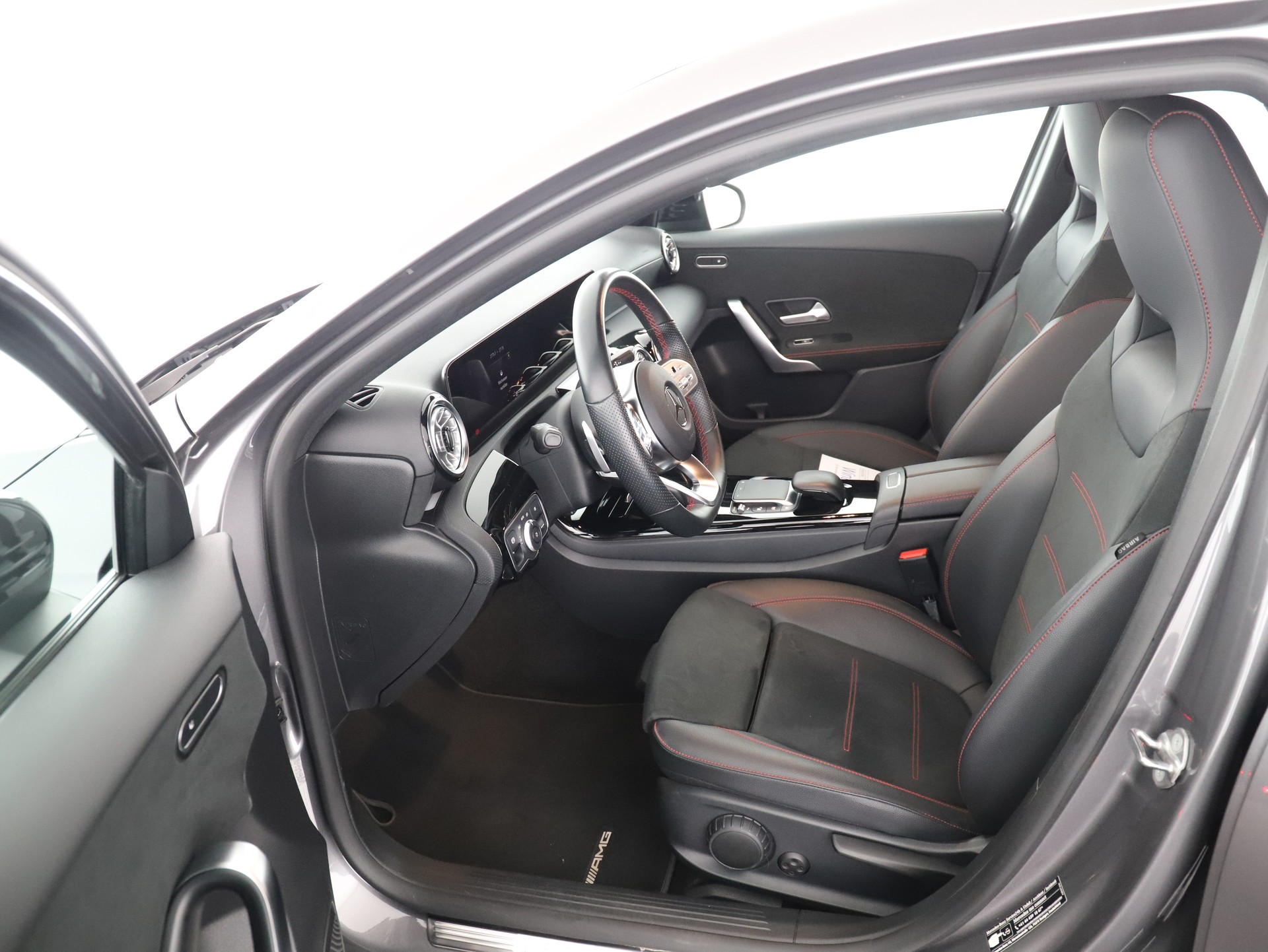 MERCEDES-BENZ A 200 AMG Line-image-9