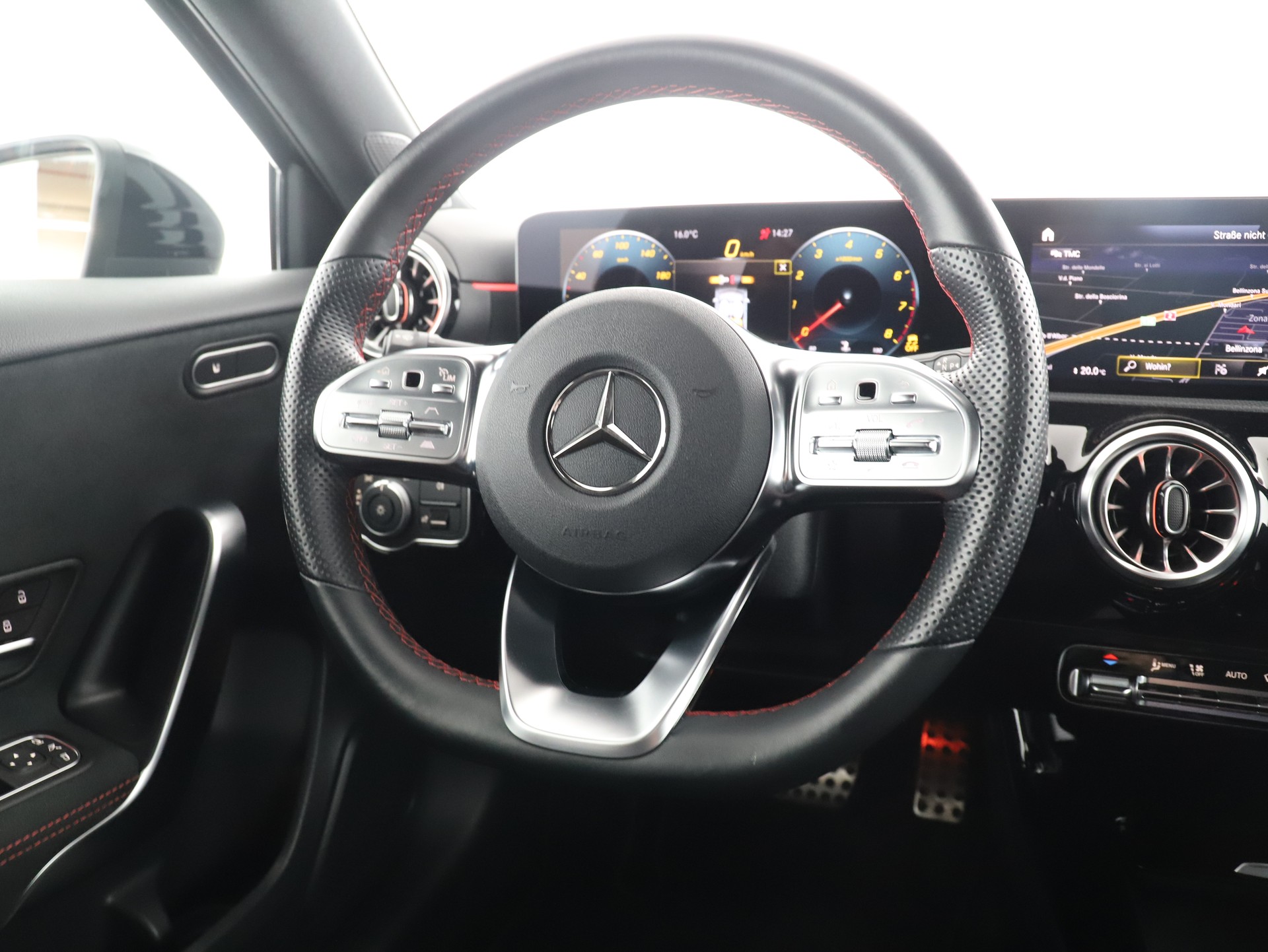 MERCEDES-BENZ A 200 AMG Line-image-12