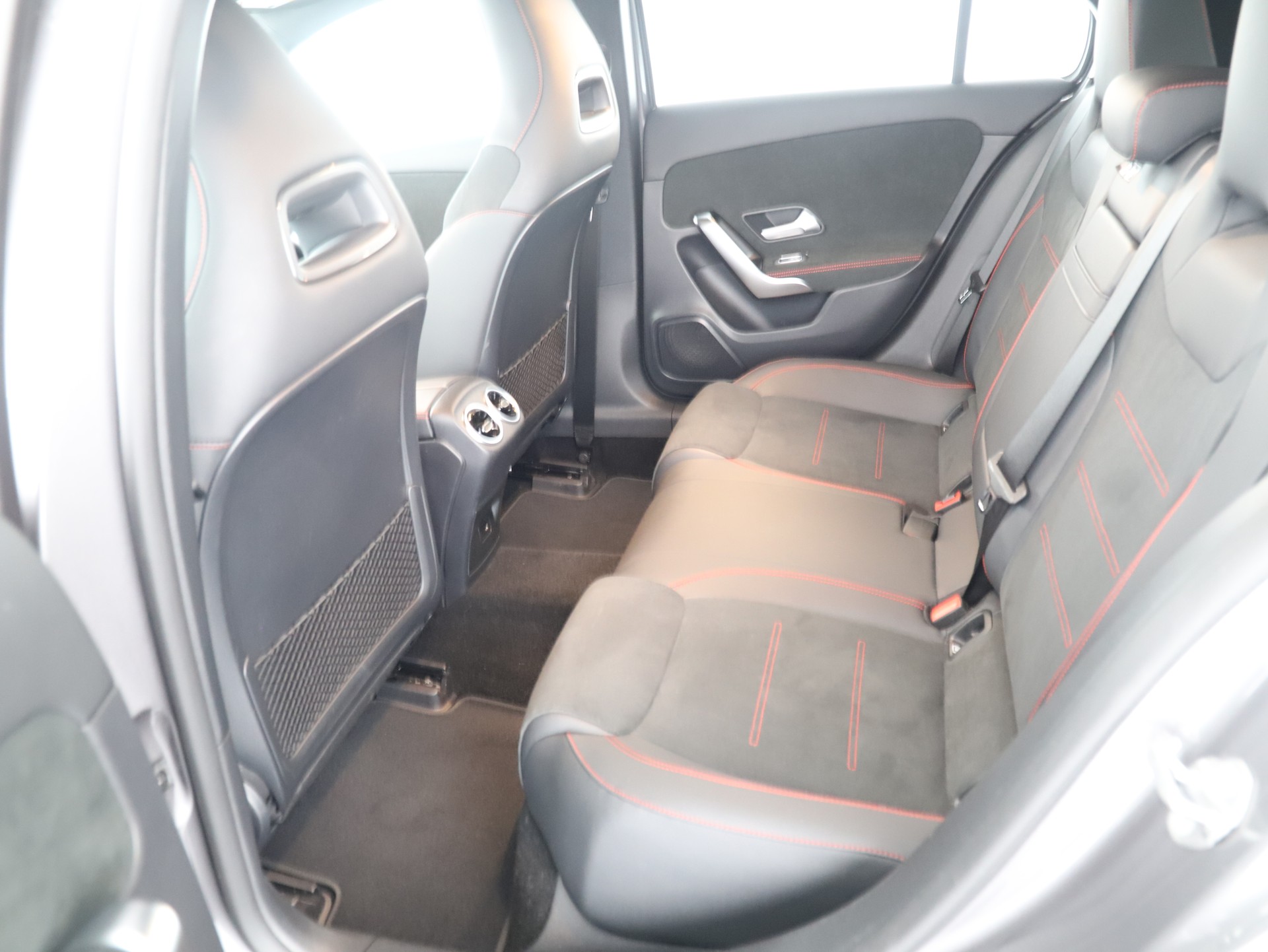 MERCEDES-BENZ A 200 AMG Line-image-13