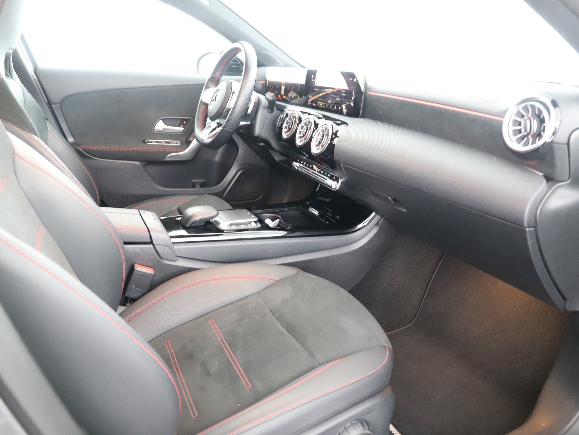MERCEDES-BENZ A 200 AMG Line-image-10