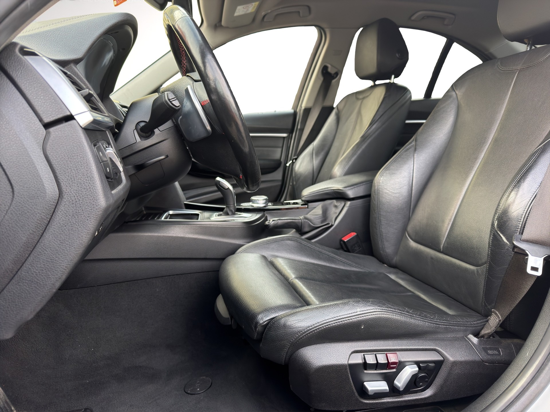 BMW 320d xDrive Edition Sport Line Steptronic-image-9