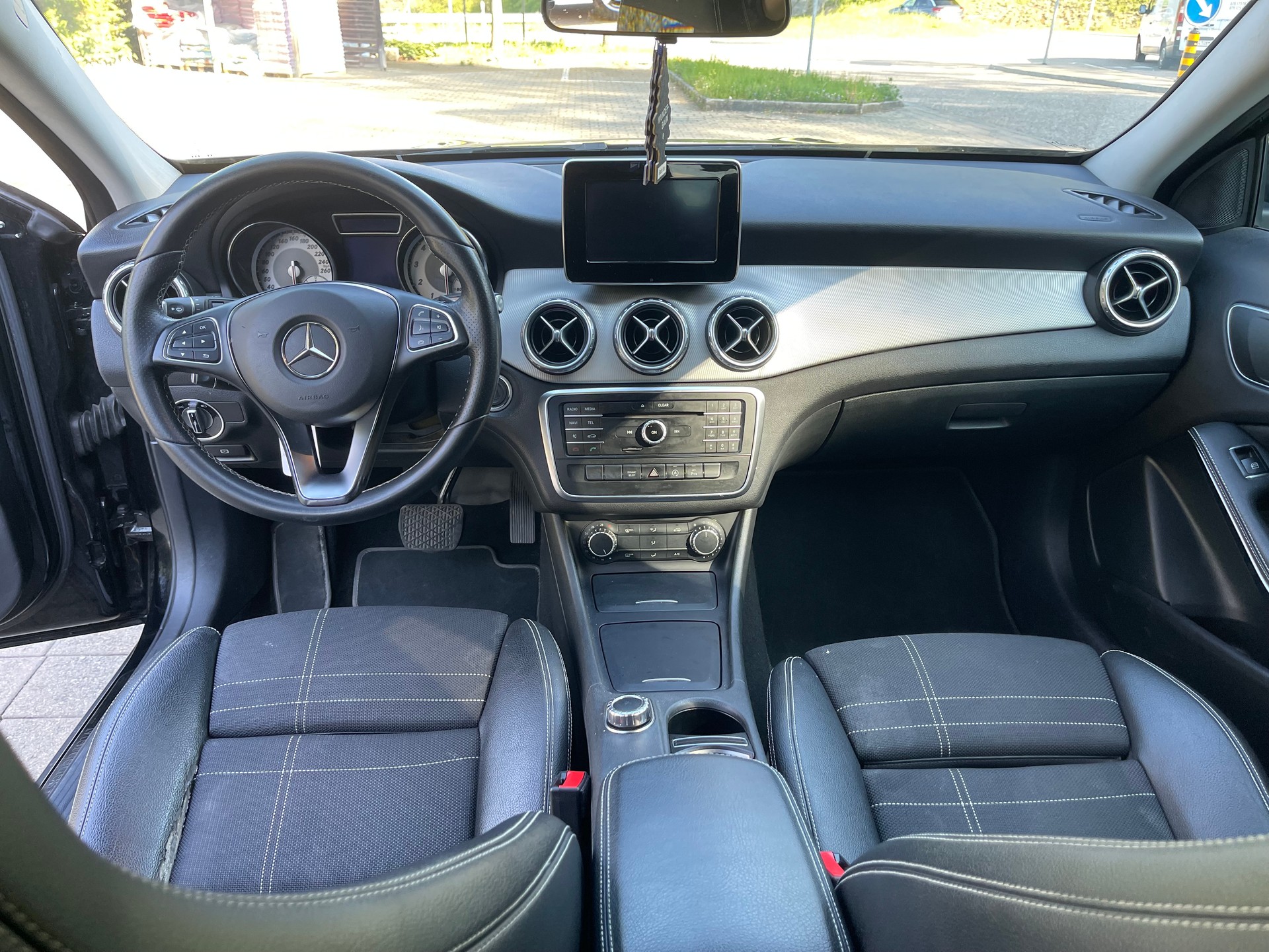 MERCEDES-BENZ GLA 200 Style 7G-DCT-image-9