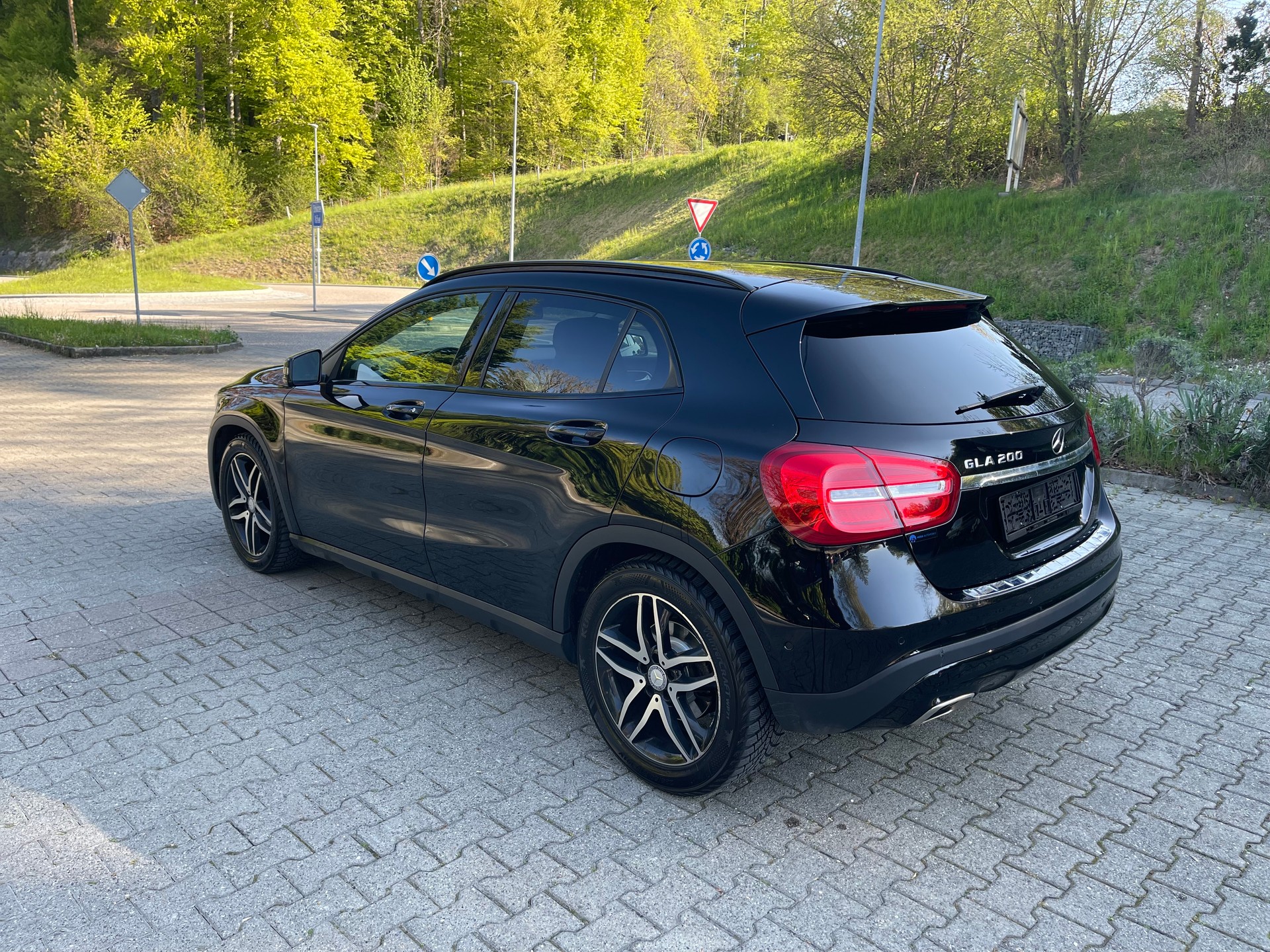 MERCEDES-BENZ GLA 200 Style 7G-DCT-image-5