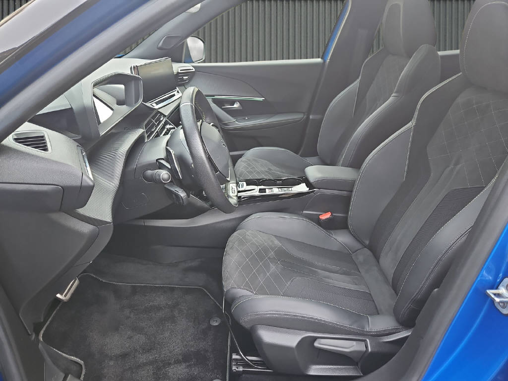 PEUGEOT 2008 1.2 PureTech 130 GT Pack-image-12