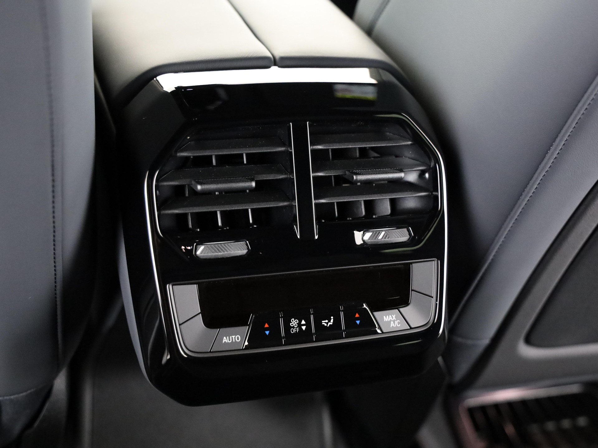 BMW iX xDrive60-image-18