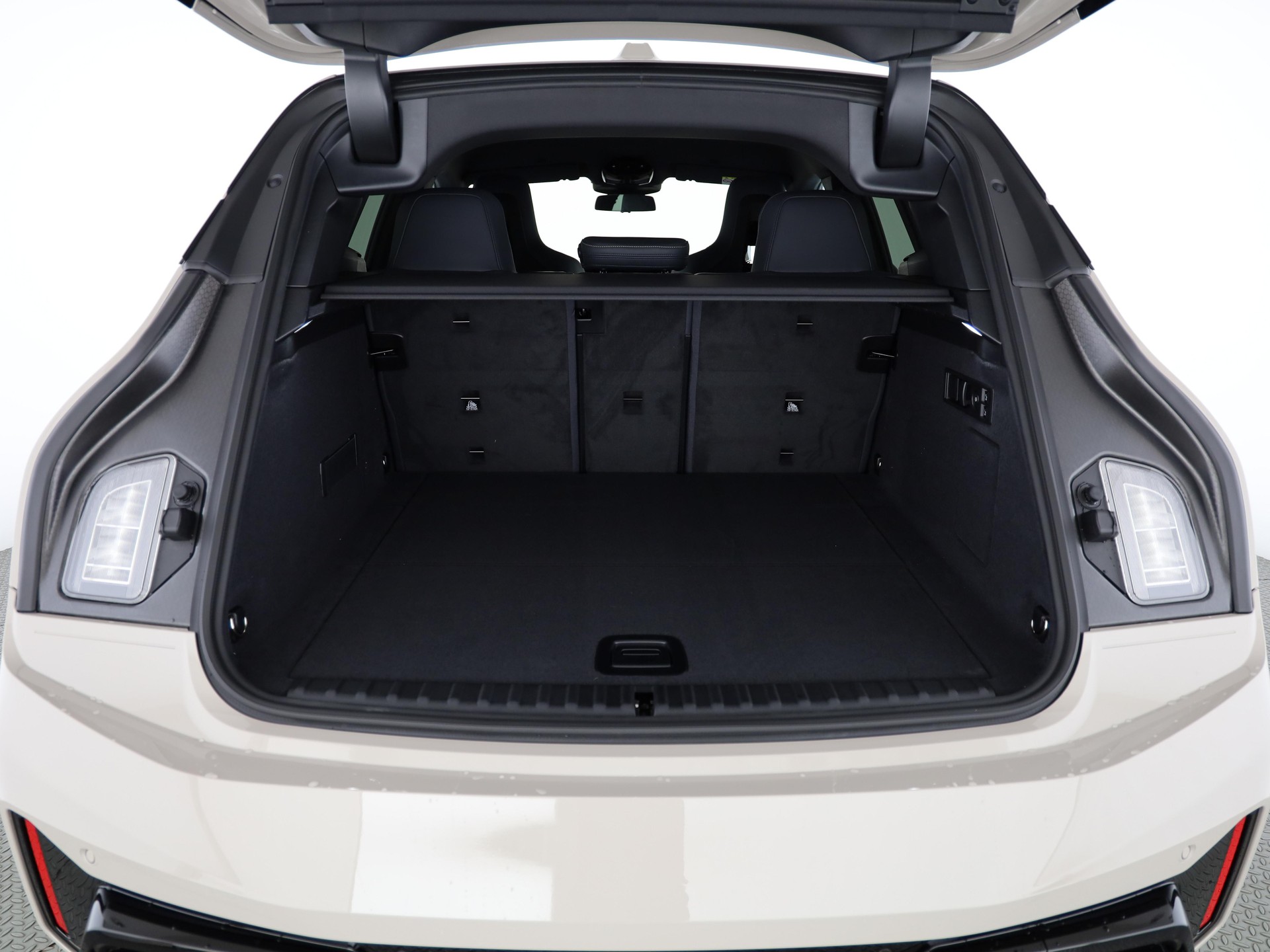 BMW iX xDrive60-image-7