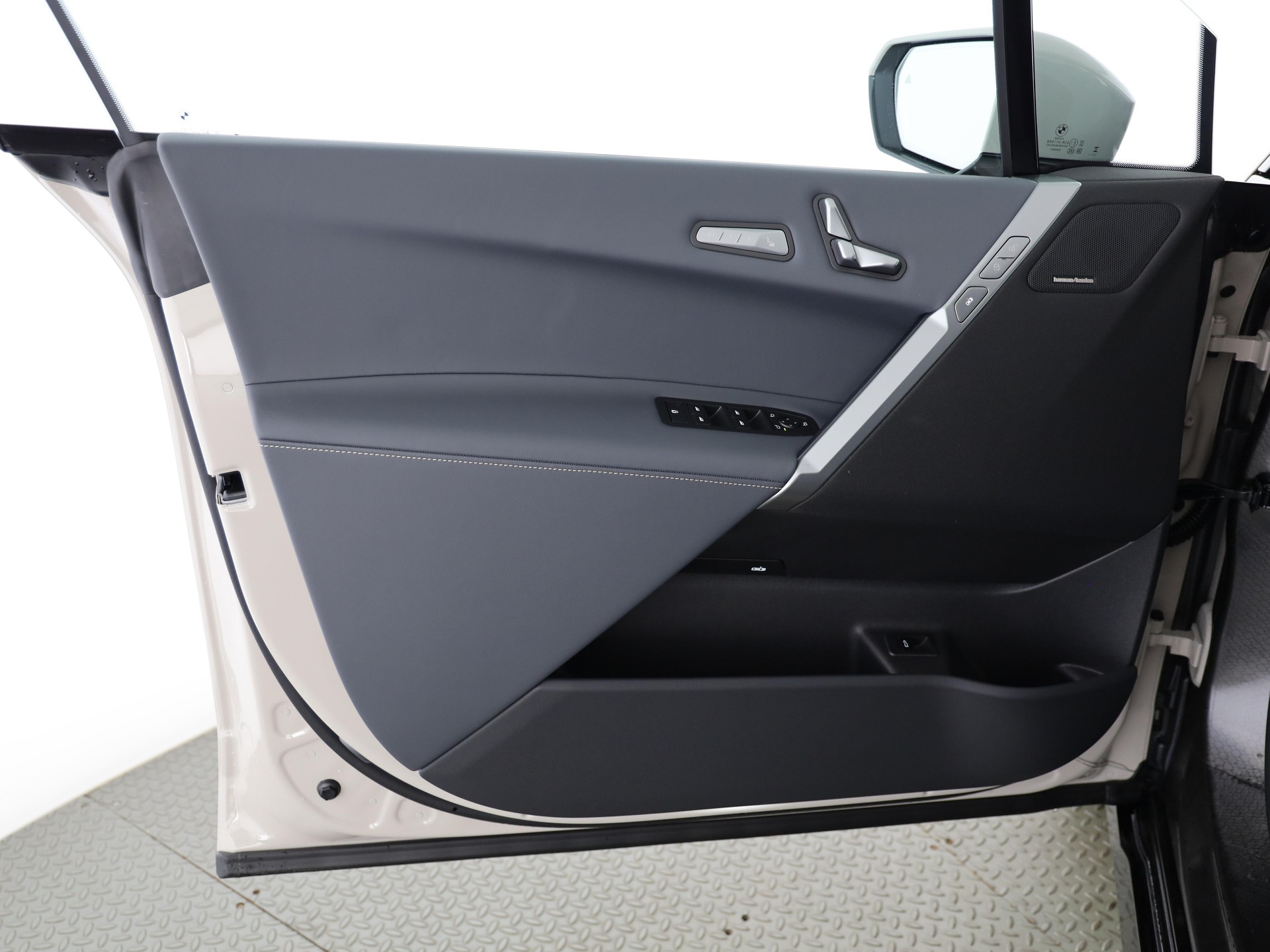 BMW iX xDrive60-image-11