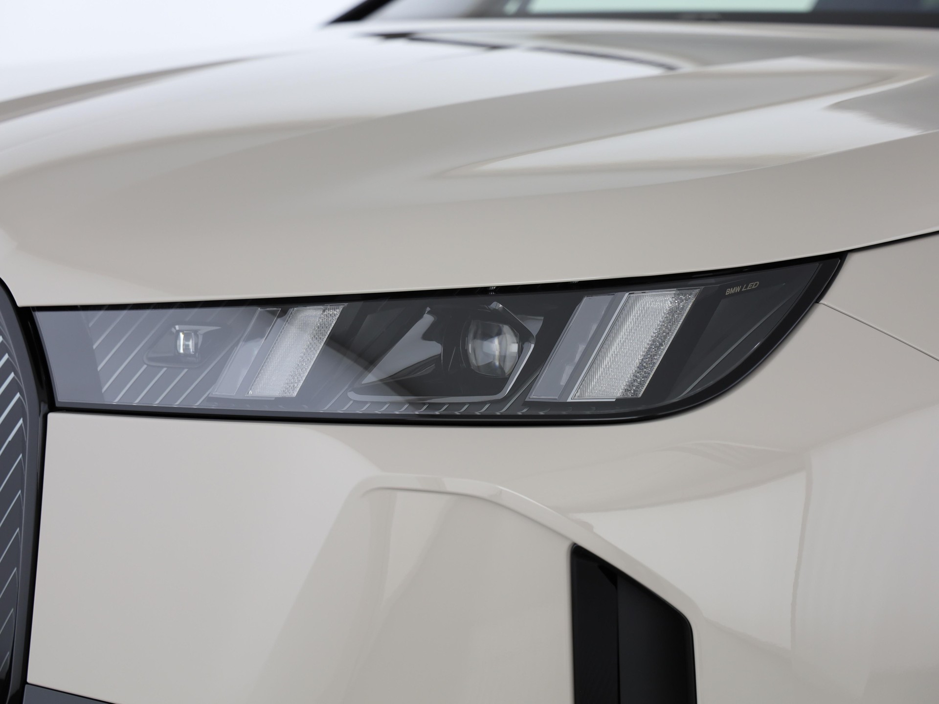 BMW iX xDrive60-image-5