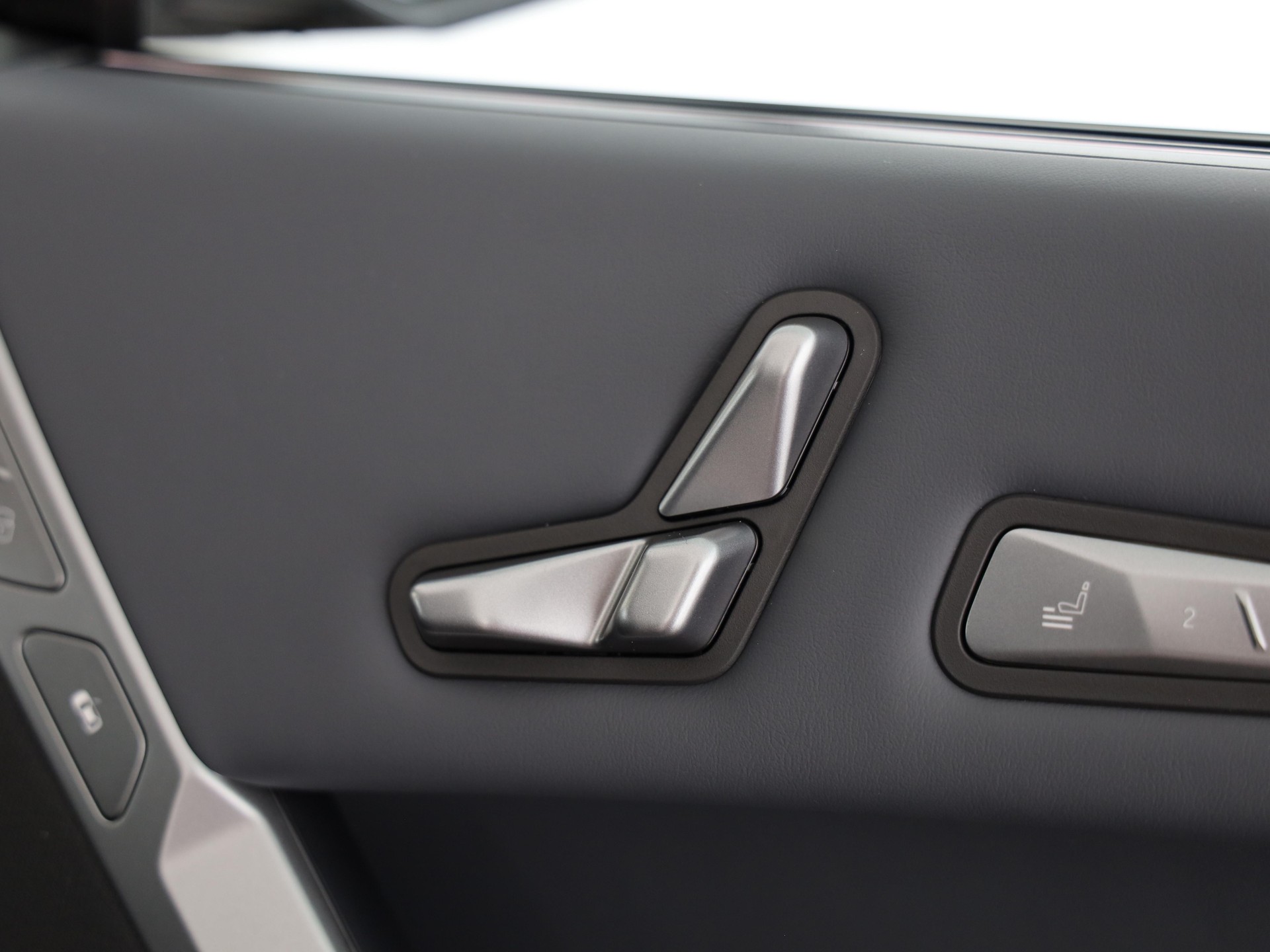 BMW iX xDrive60-image-10