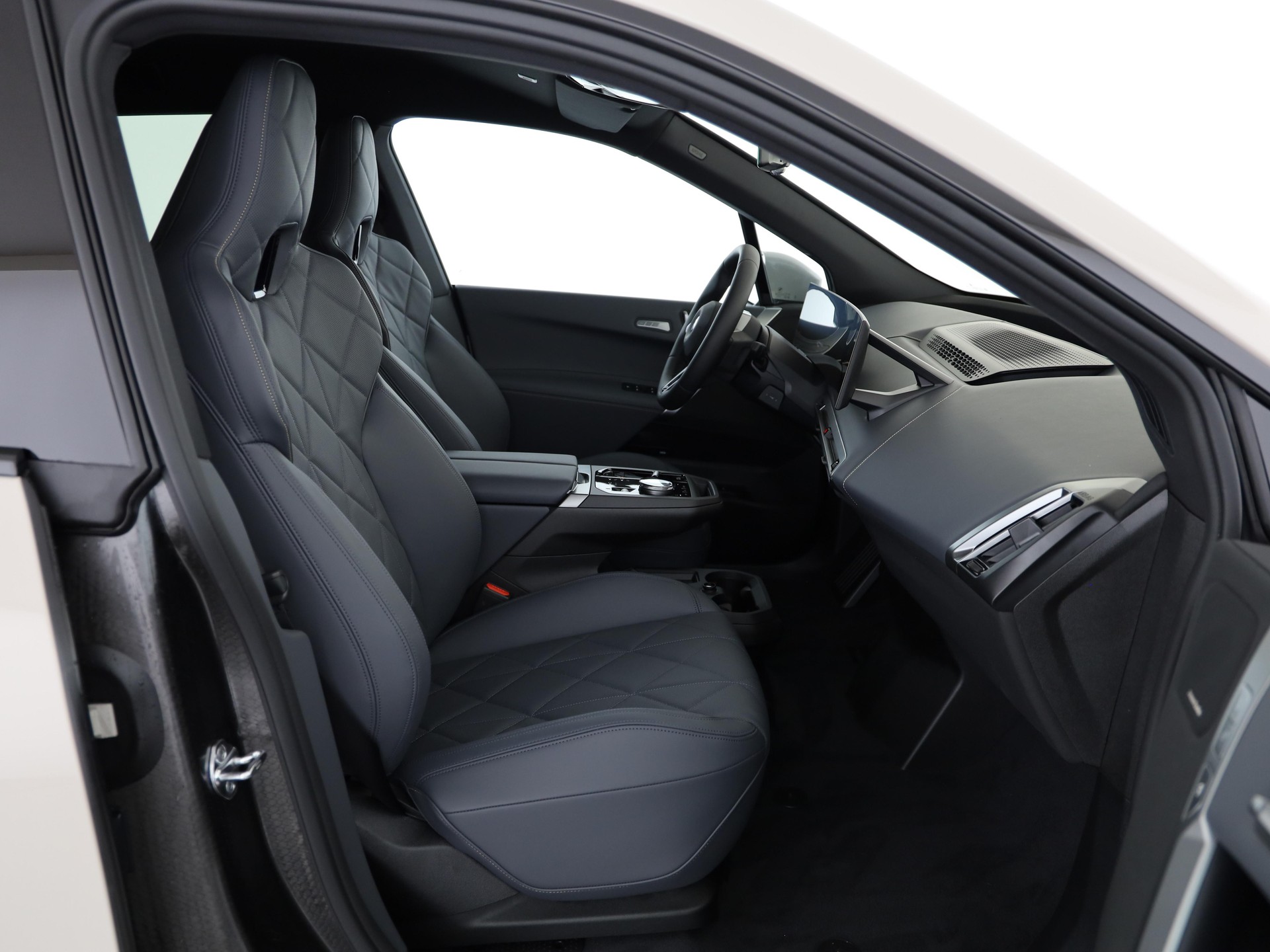 BMW iX xDrive60-image-16