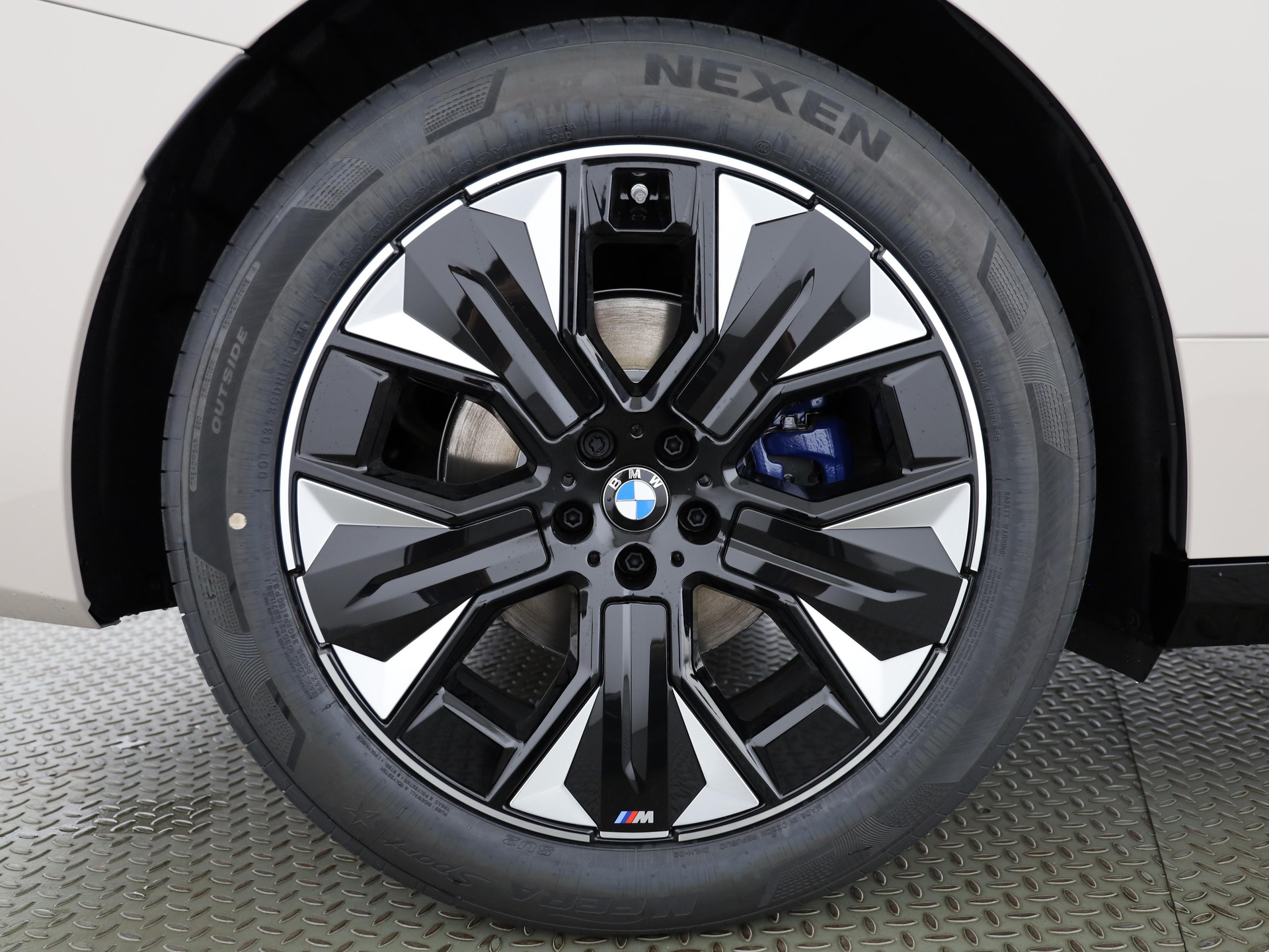 BMW iX xDrive60-image-23