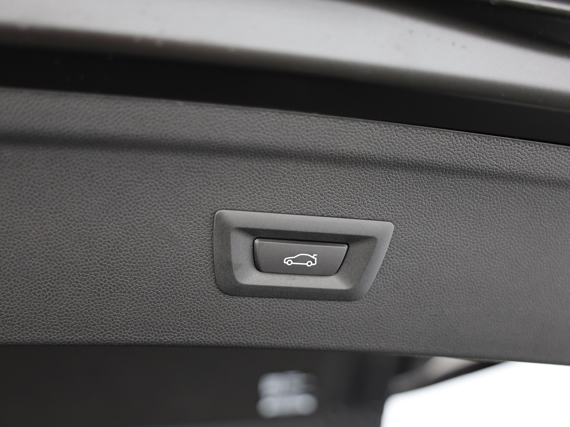 BMW iX xDrive60-image-10