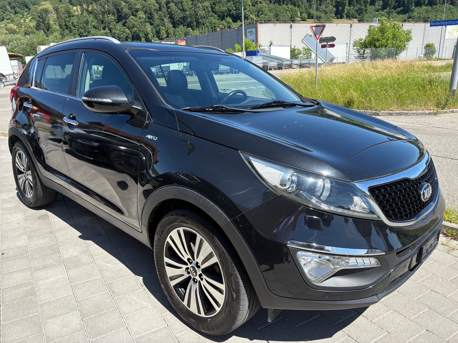 KIA Sportage 2.0 CRDi Trend 4WD Automatic-image-2