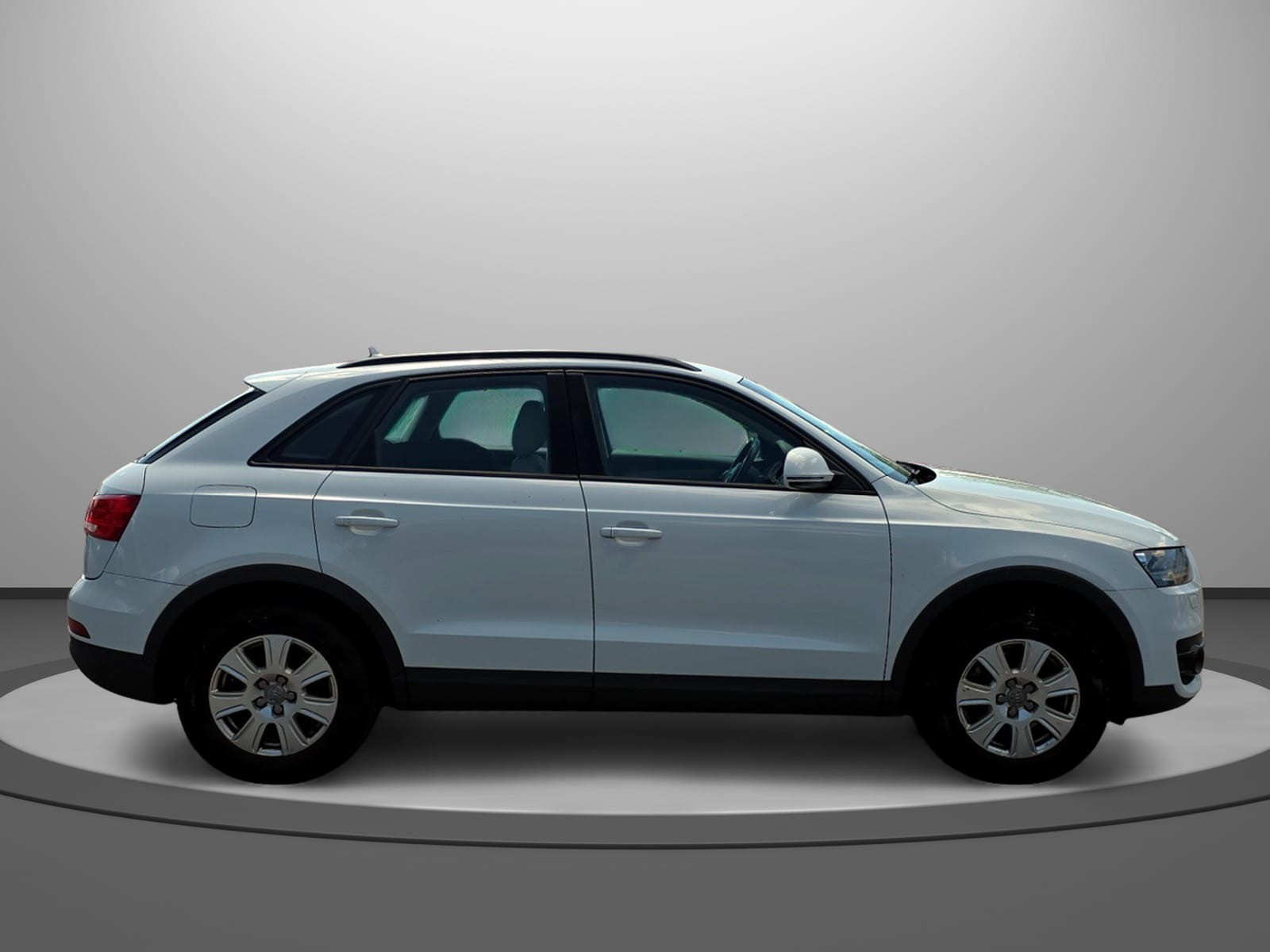 AUDI Q3 2.0 TDI quattro-image-5